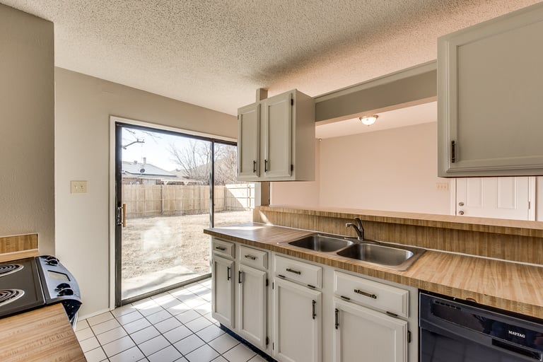 Photo 4 of 23 - 5684 Powers St, The Colony, TX 75056