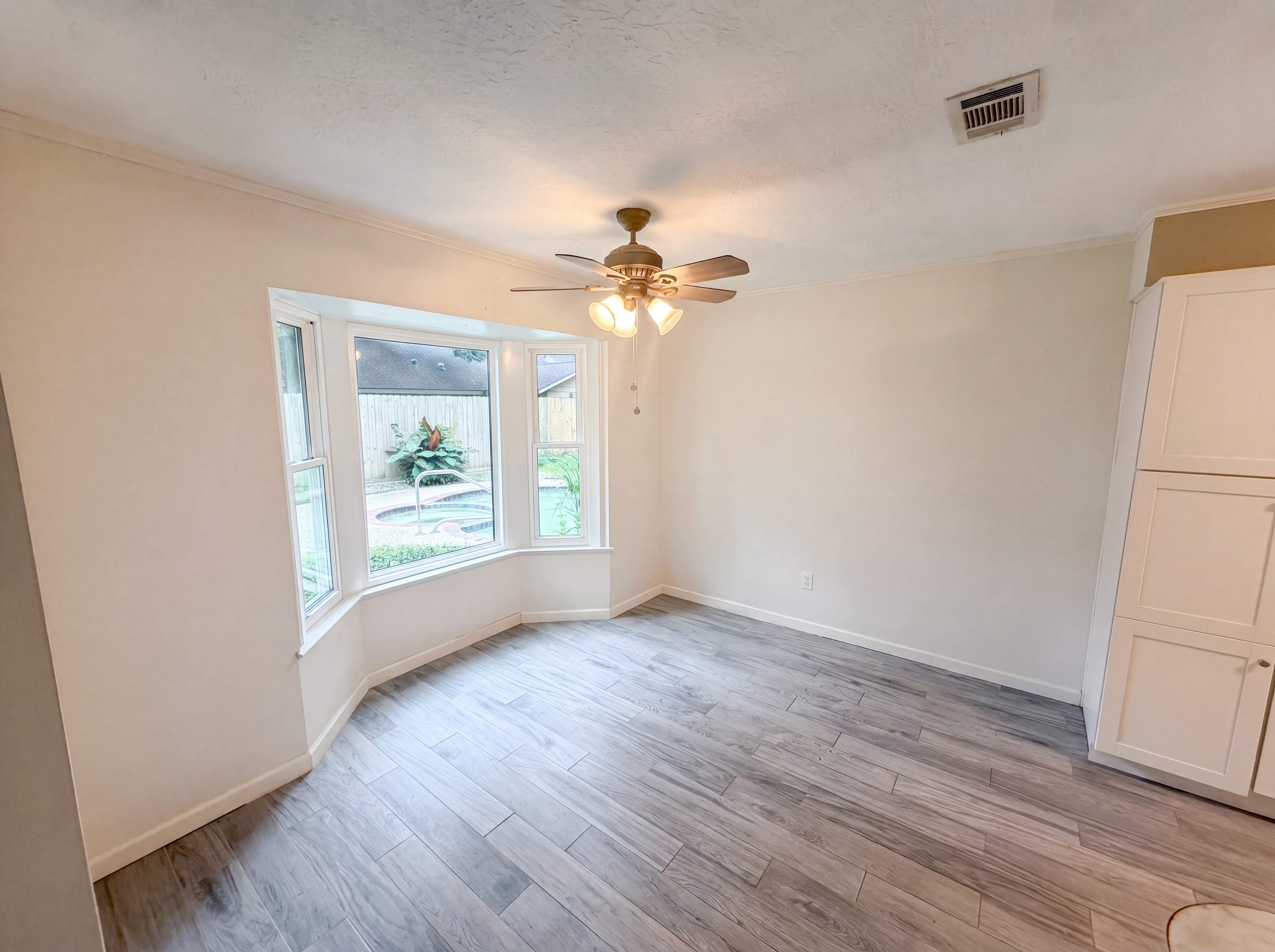 Photo 9 of 23 of 5116 E Bayou Dr, Dickinson, TX