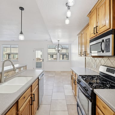 Property photo 2 of 625 N 220 E