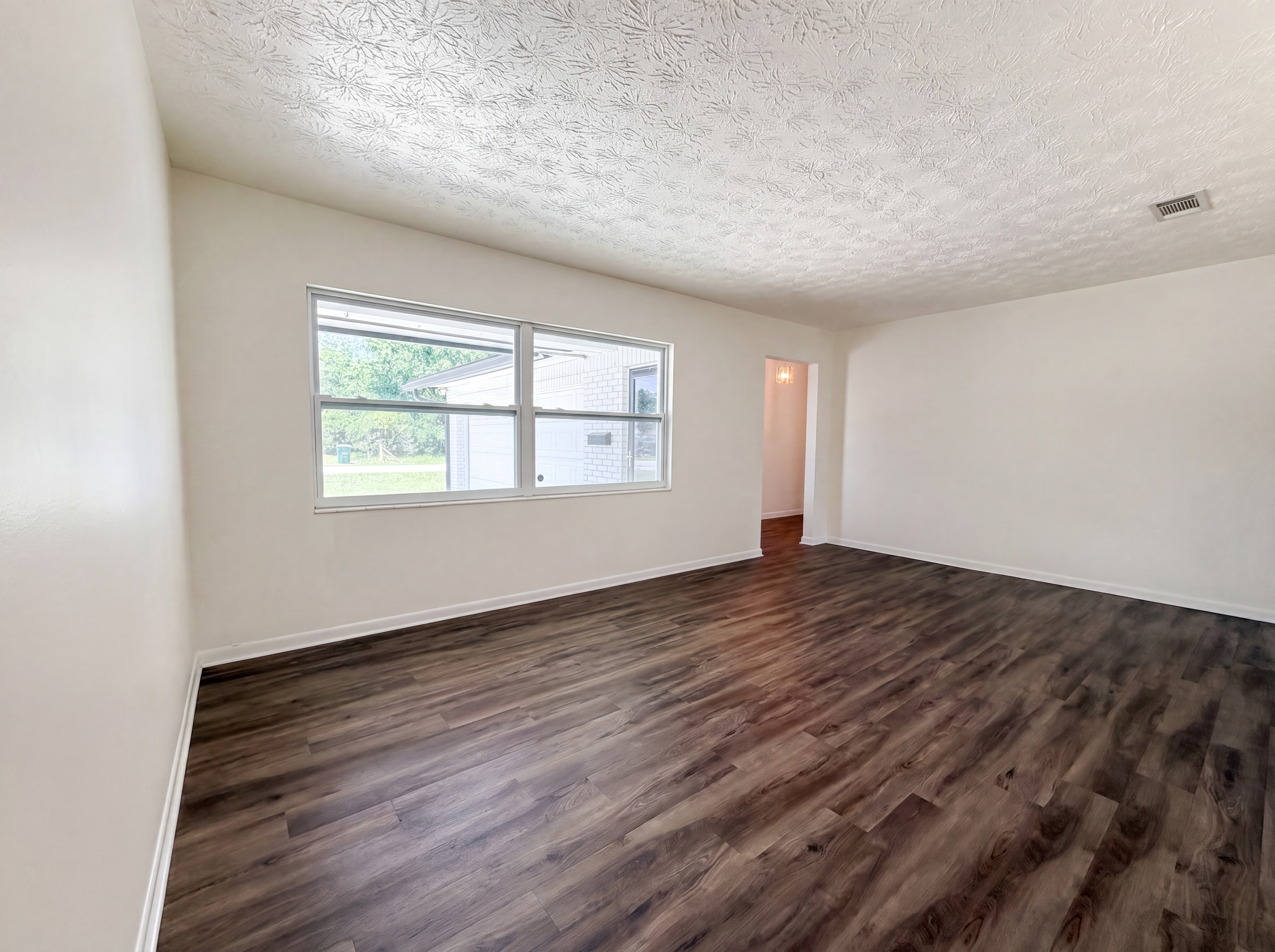 Photo 7 of 24 of 7842 Rondeau Dr E, Jacksonville, FL