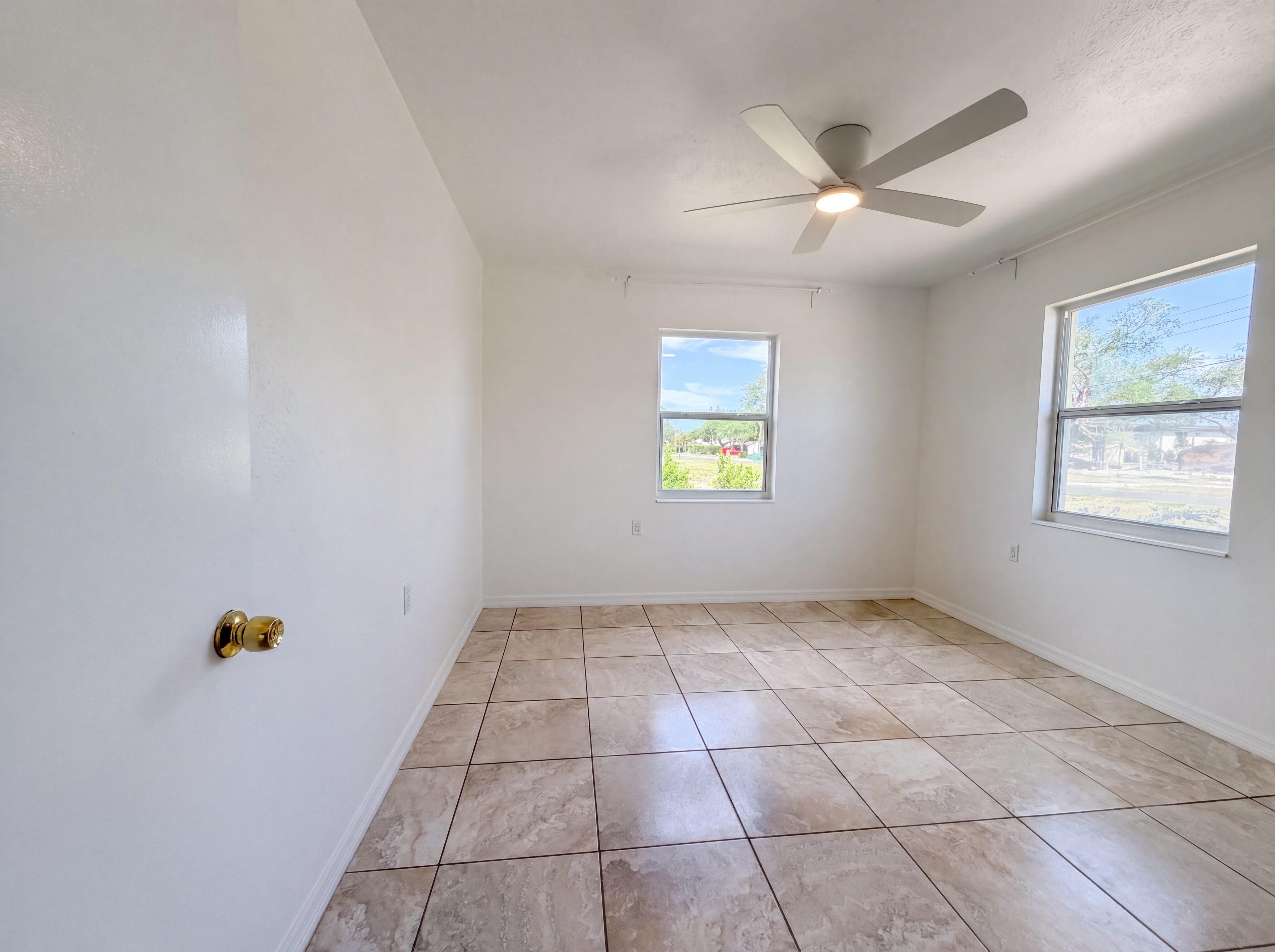 Photo 12 of 28 of 829 E 4th St, Englewood, FL