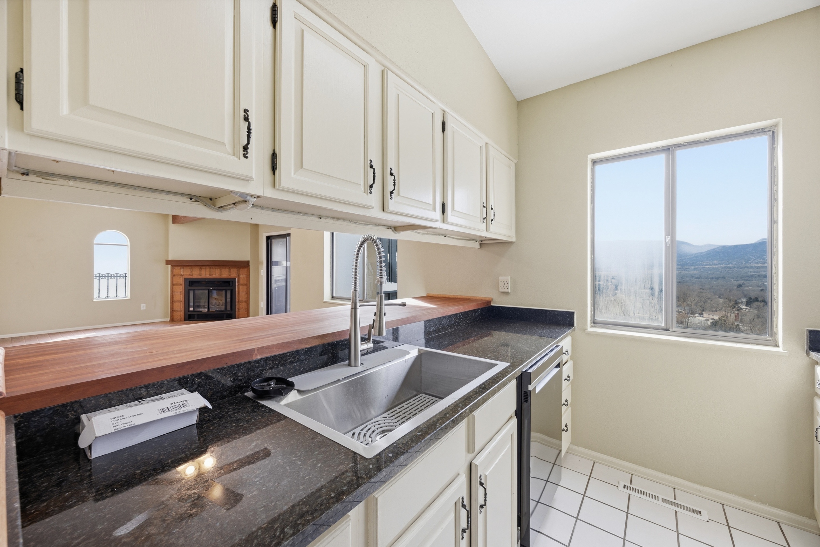 Photo 13 of 32 of 930 Fontmore Rd, Colorado Springs, CO