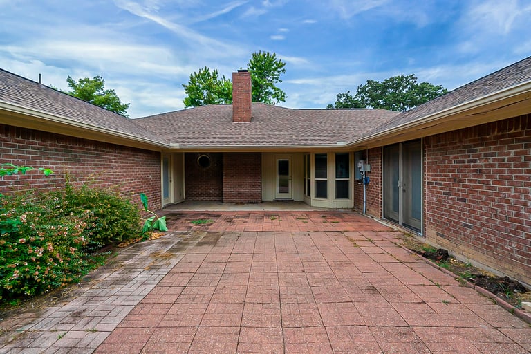 Photo 7 of 36 - 7924 Londonderry Dr, North Richland Hills, TX 76182