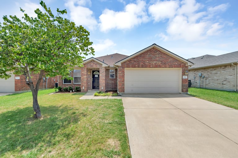 Photo 1 of 25 - 2051 La Salle Trl, Grand Prairie, TX 75052