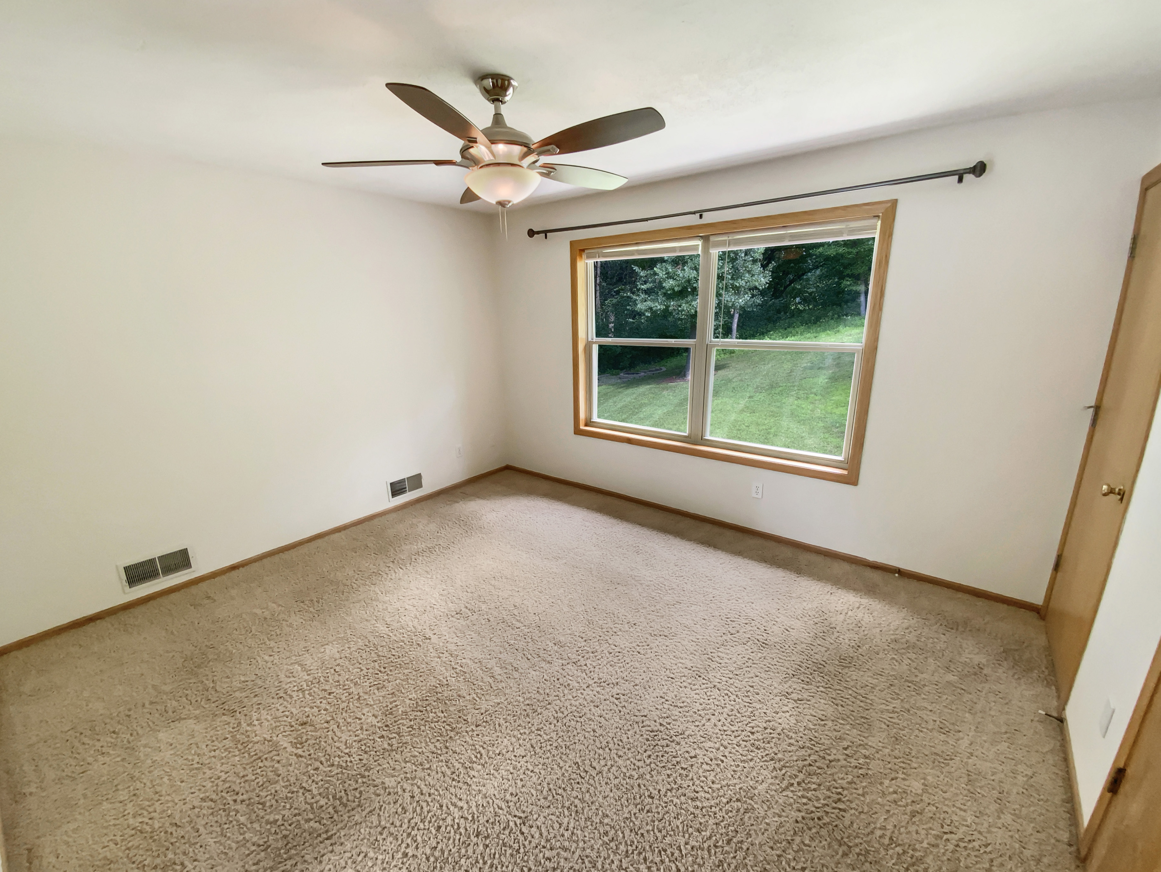Photo 17 of 23 of 3017 Rainier Ct, Burnsville, MN