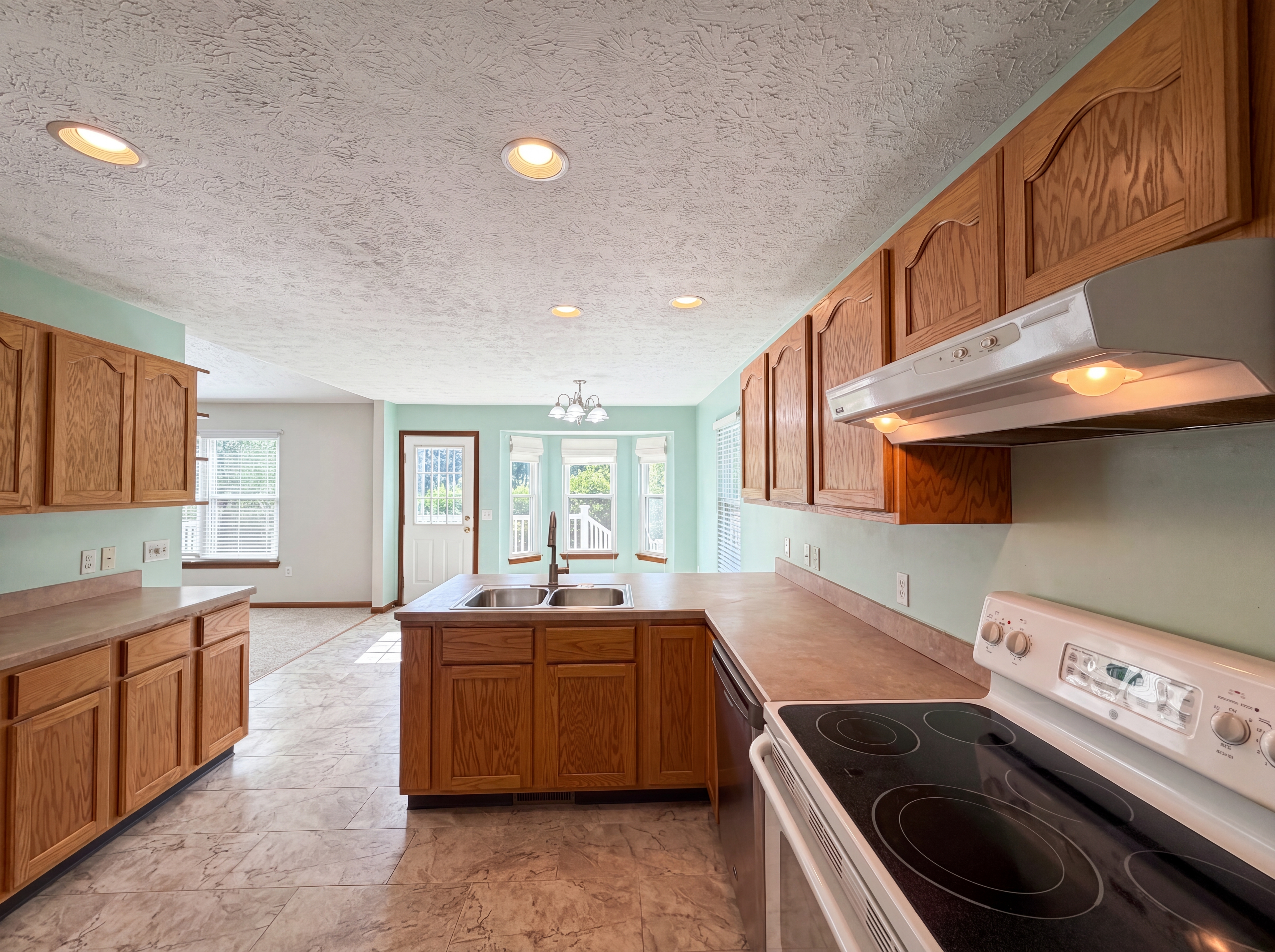 Photo 2 of 24 of 6016 W Breezeway Dr, North Ridgeville, OH