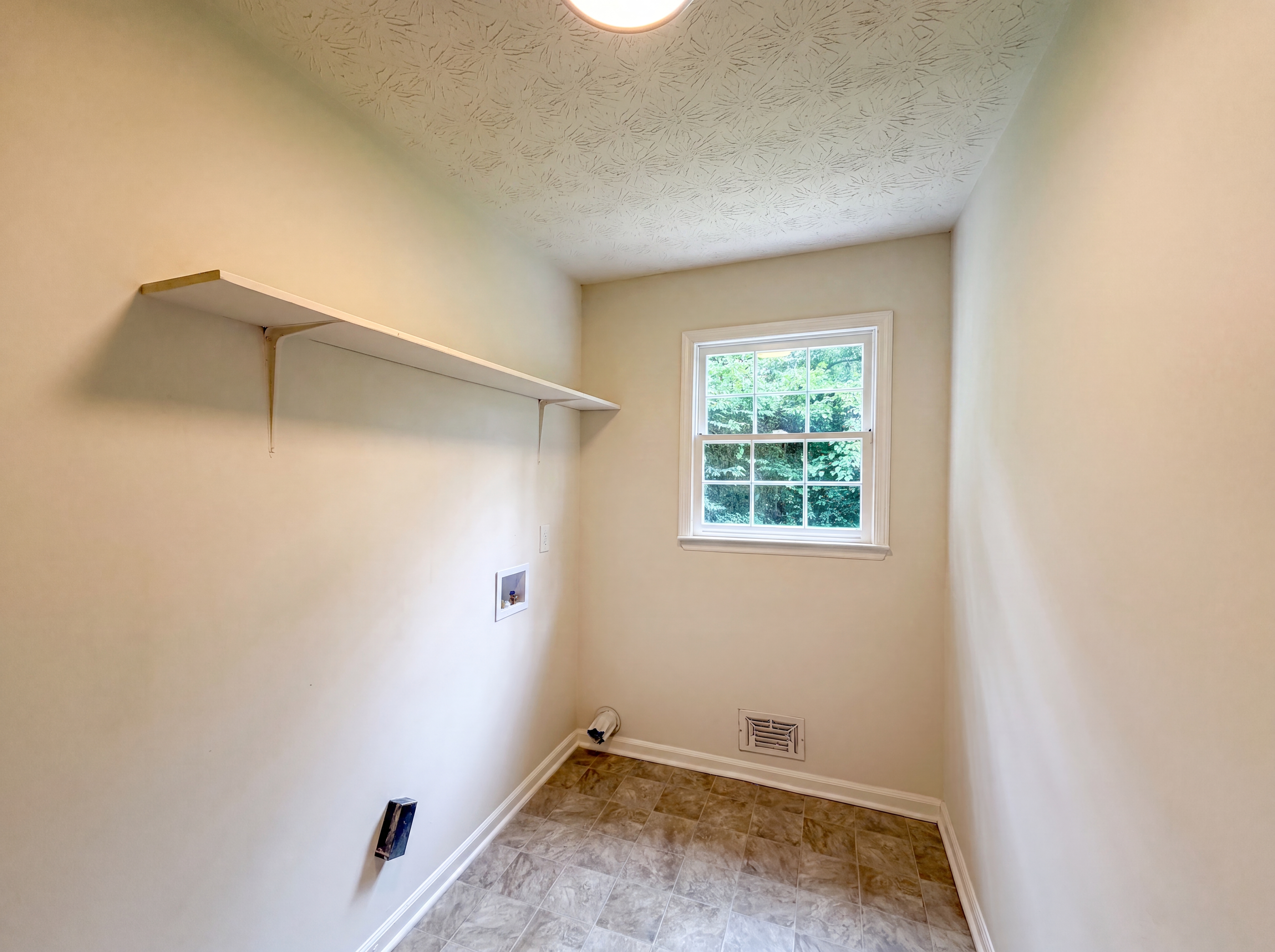 Photo 21 of 31 of 6486 Lynndale Ln, Morrow, GA