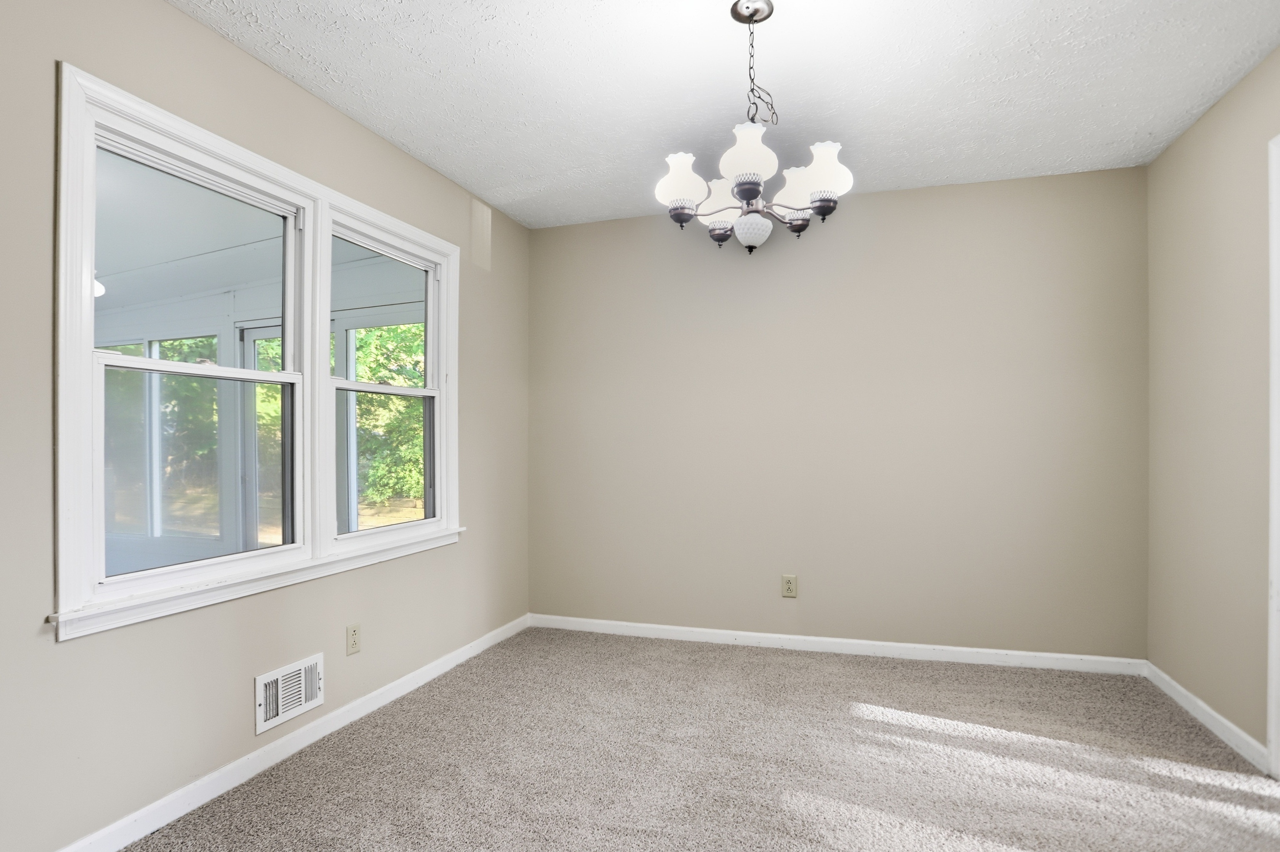 Photo 9 of 34 of 6742 Kellogg Dr, Acworth, GA