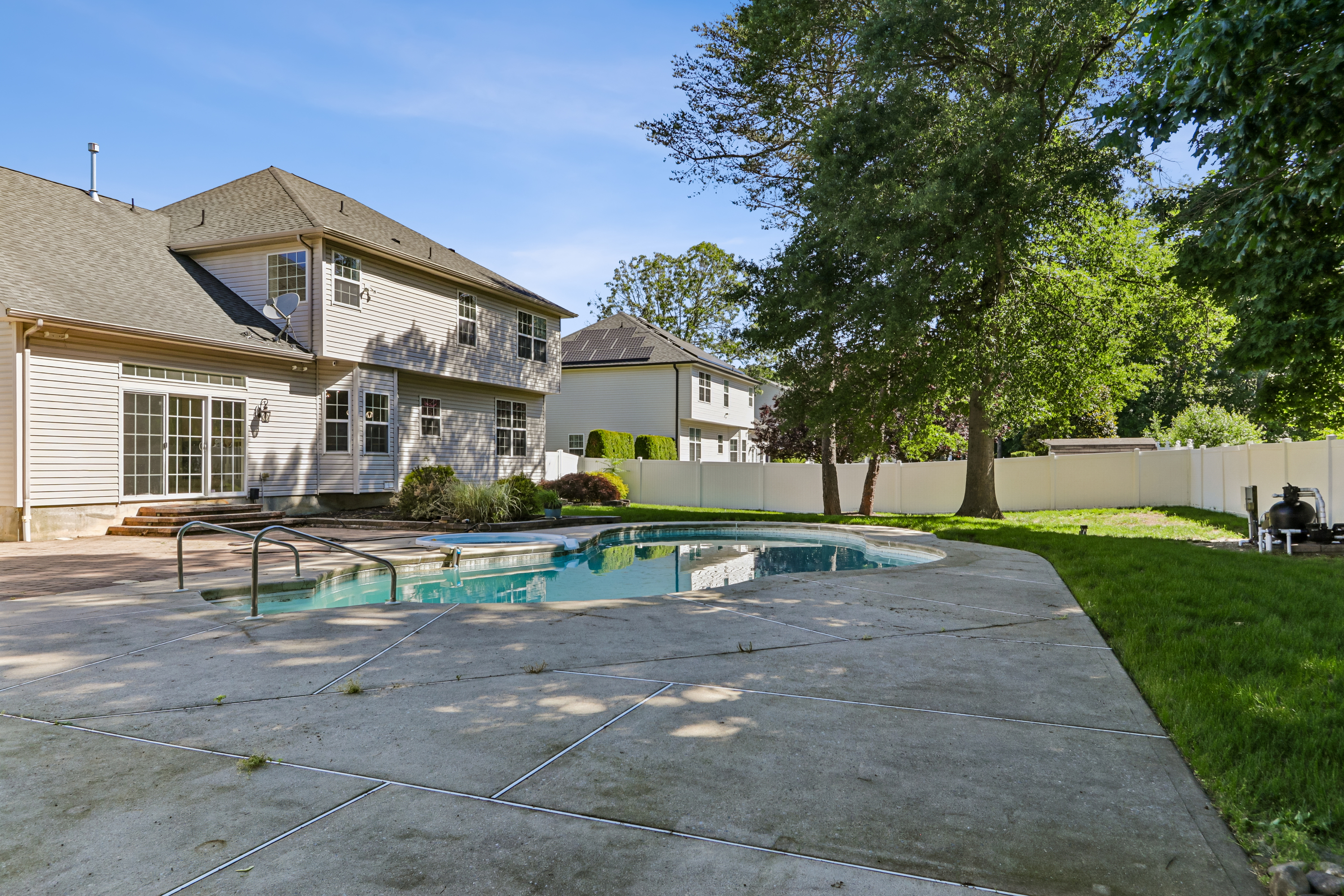 Photo 5 of 56 of 7 Longfellow Ln, Hainesport, NJ