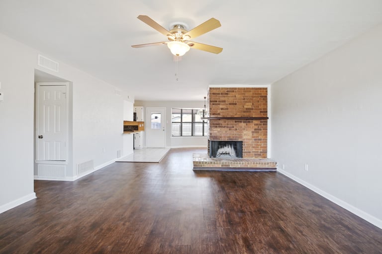 Photo 3 of 24 - 6113 Teton Dr, Mesquite, TX 75150