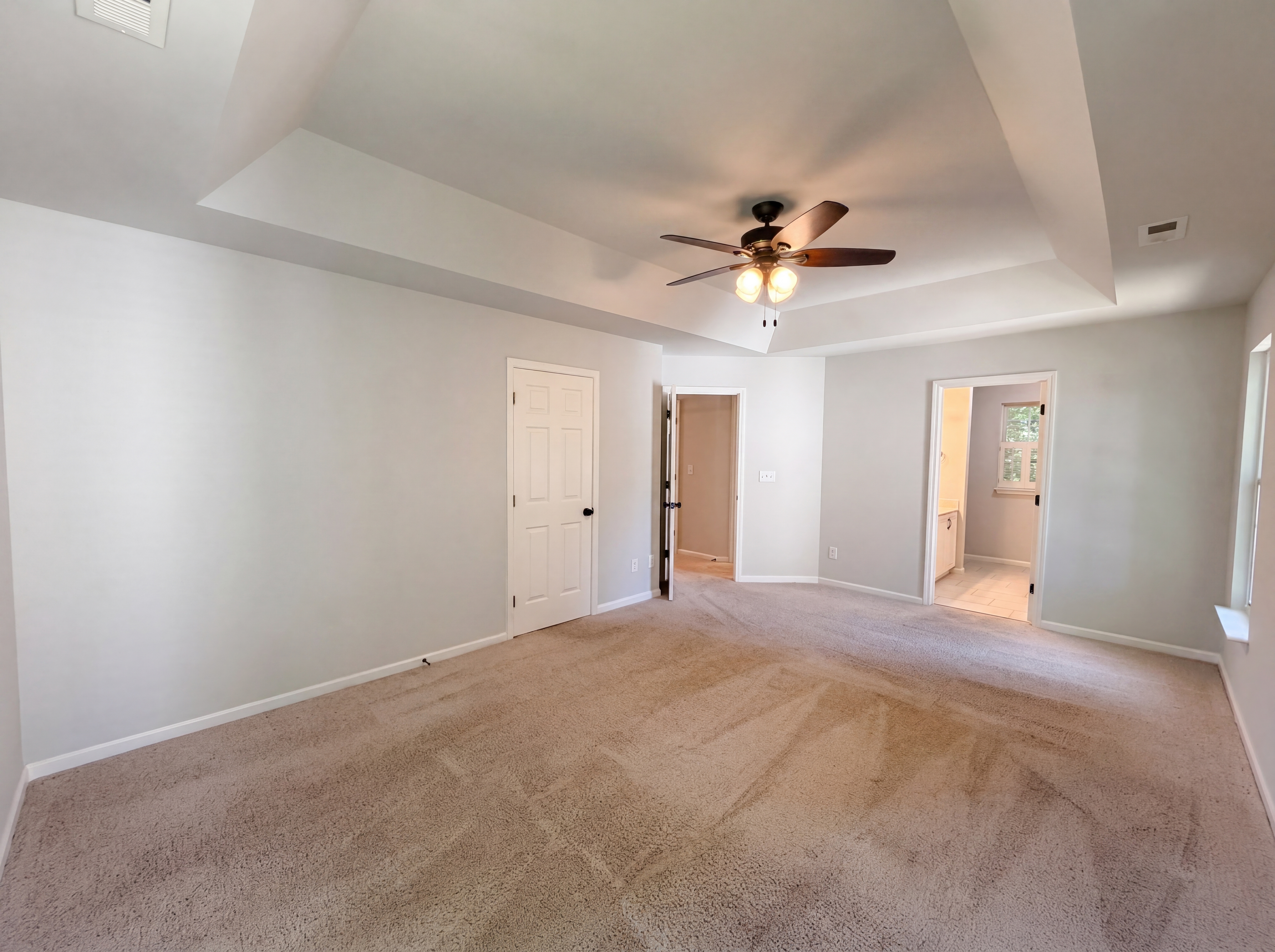 Photo 4 of 19 of 2916 Pinewood Hill Dr, Matthews, NC