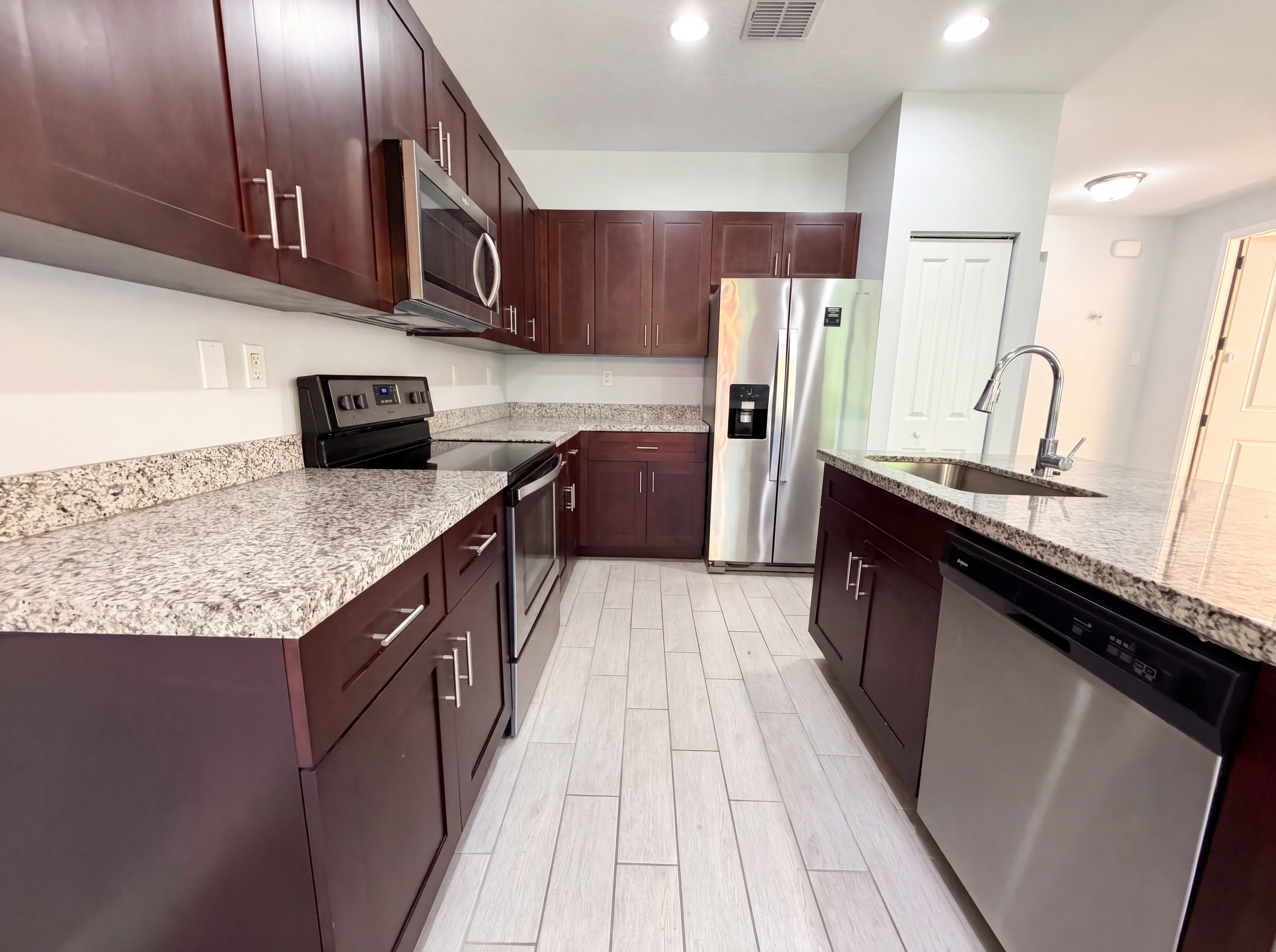 Photo 2 of 26 of 5213 NW 50th Ter, Tamarac, FL