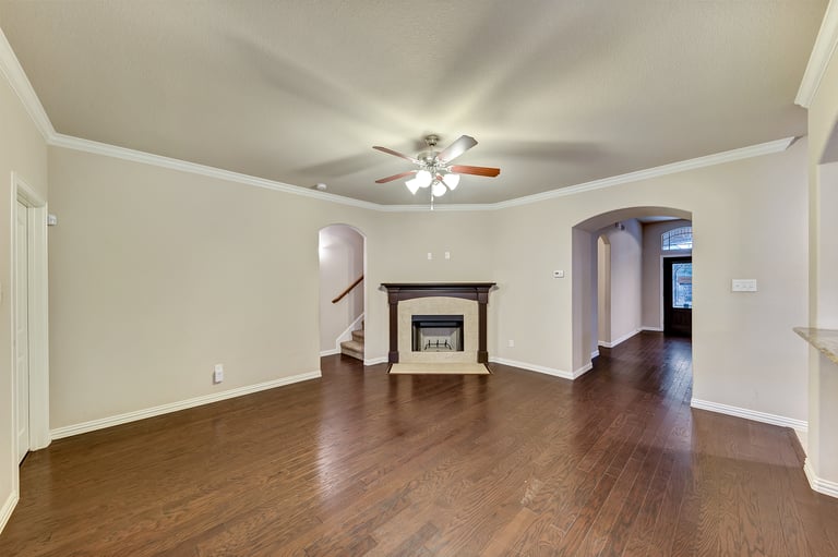 Photo 10 of 31 - 221 Happy Ln, Red Oak, TX 75154
