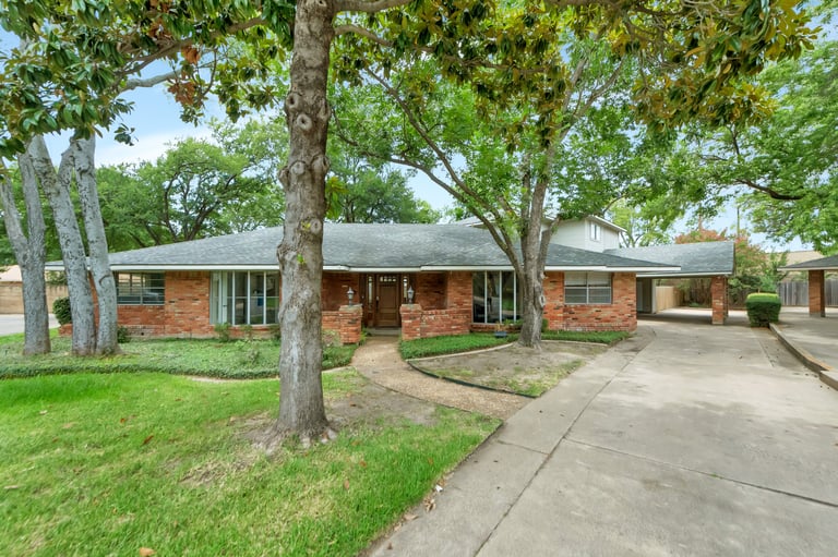 Photo 1 of 40 - 1526 Jody Ln, Irving, TX 75061