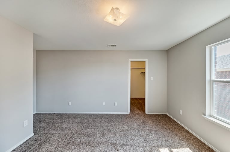 Photo 28 of 37 - 941 John Kennedy Dr, Saginaw, TX 76179