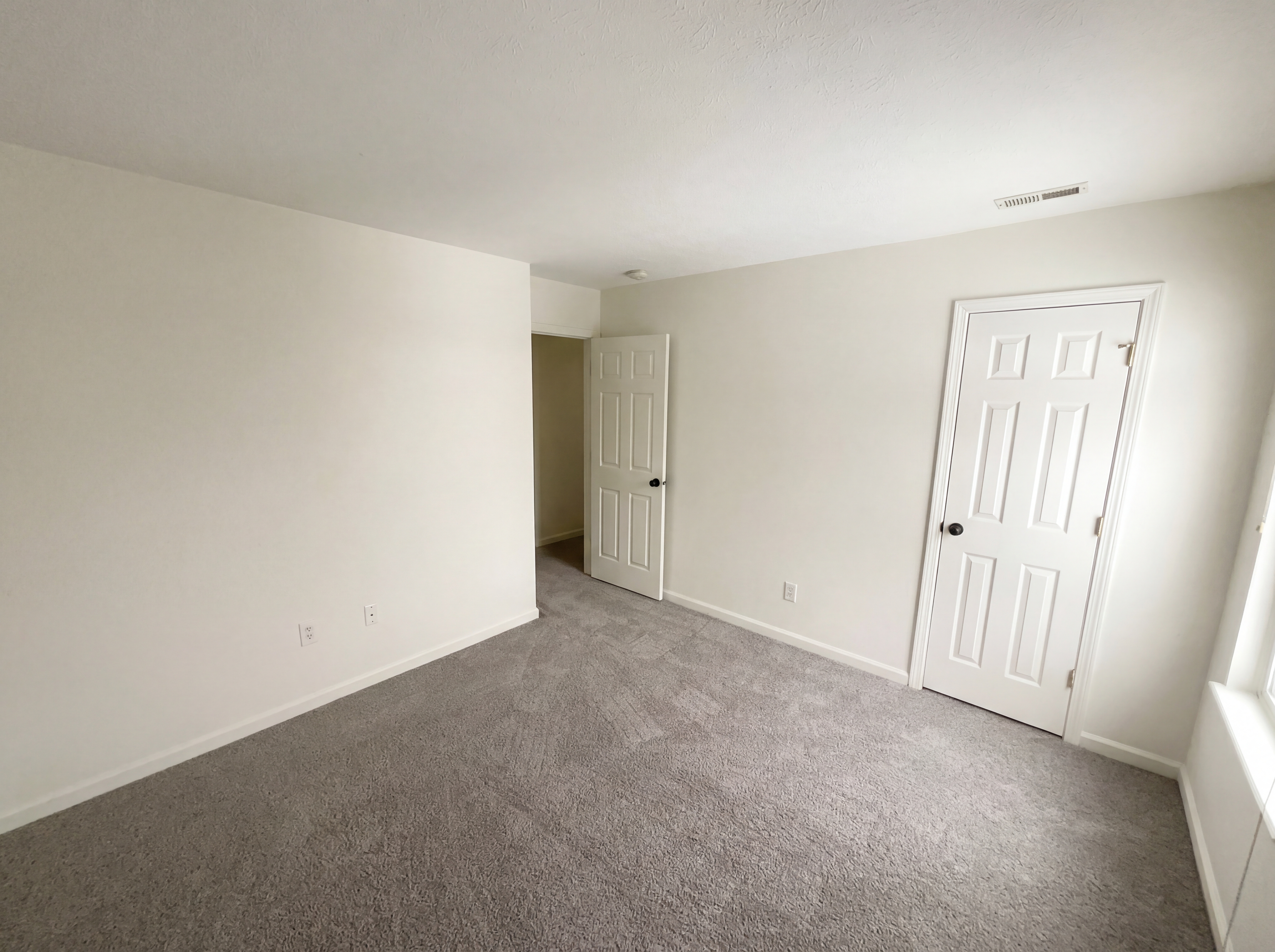 Photo 16 of 24 of 3211 Waterloo Cir, Indianapolis, IN