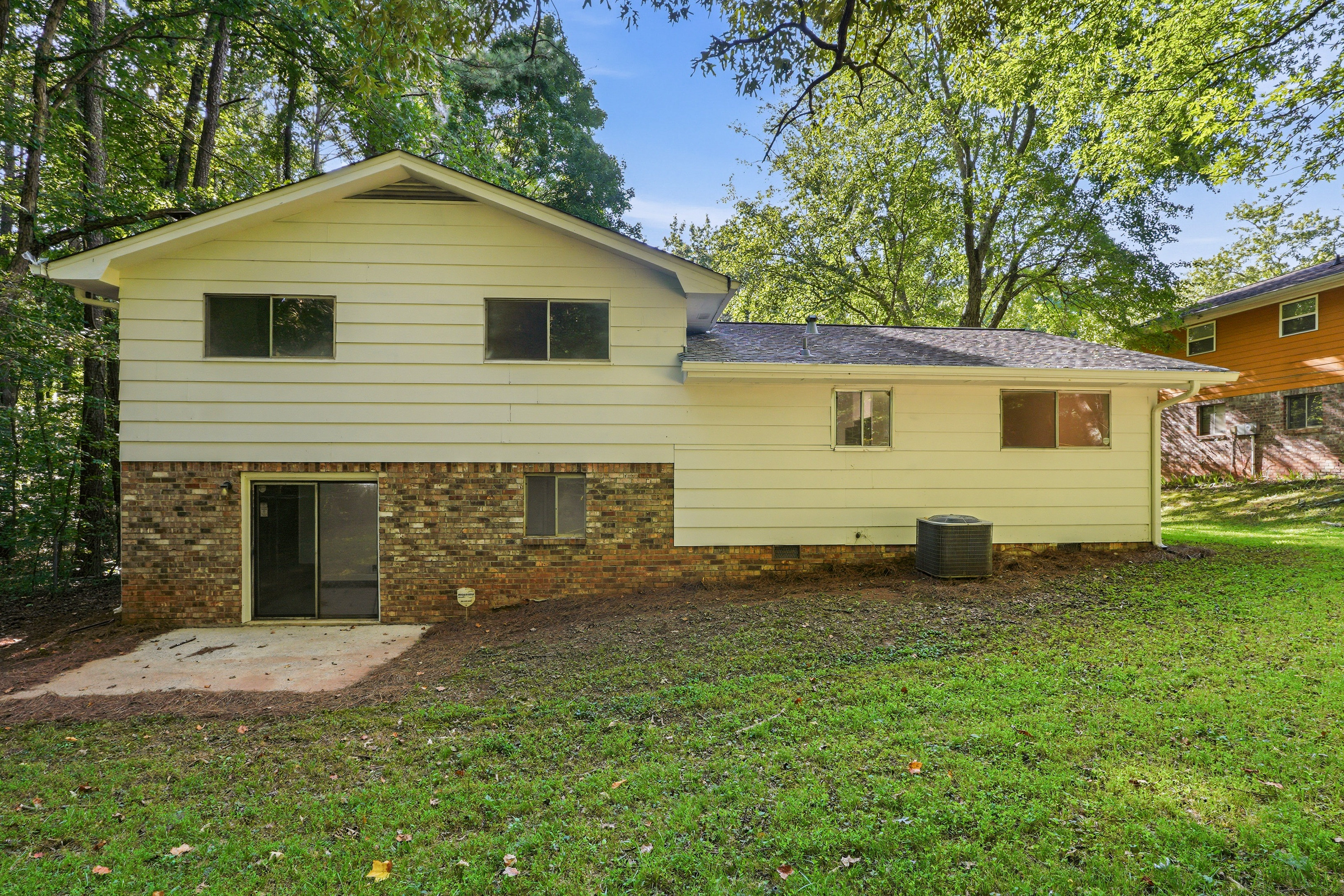Photo 5 of 29 of 7052 Lodgepole Dr, Morrow, GA