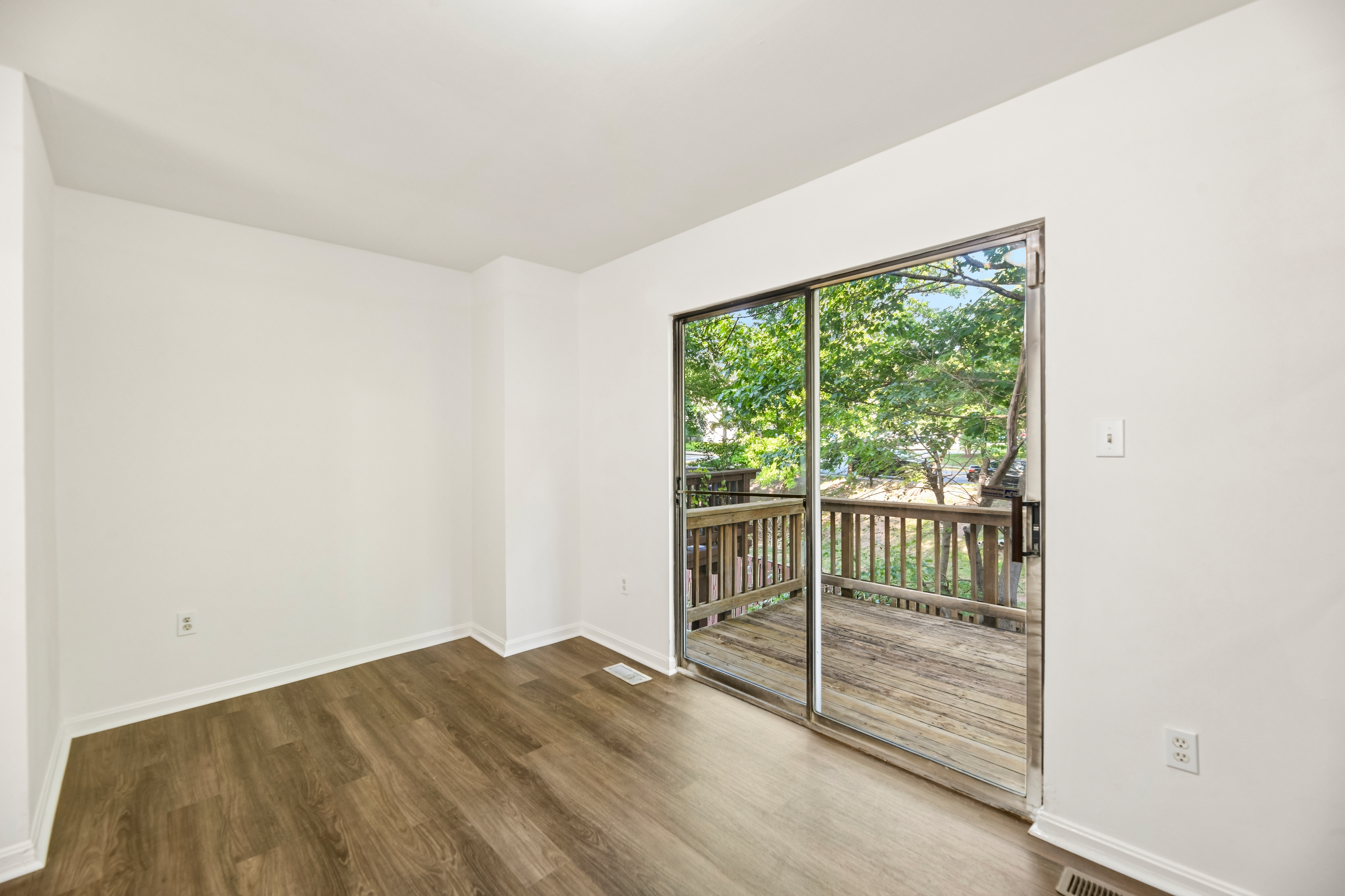 Photo 3 of 37 of 6866 Chasewood Cir, Centreville, VA