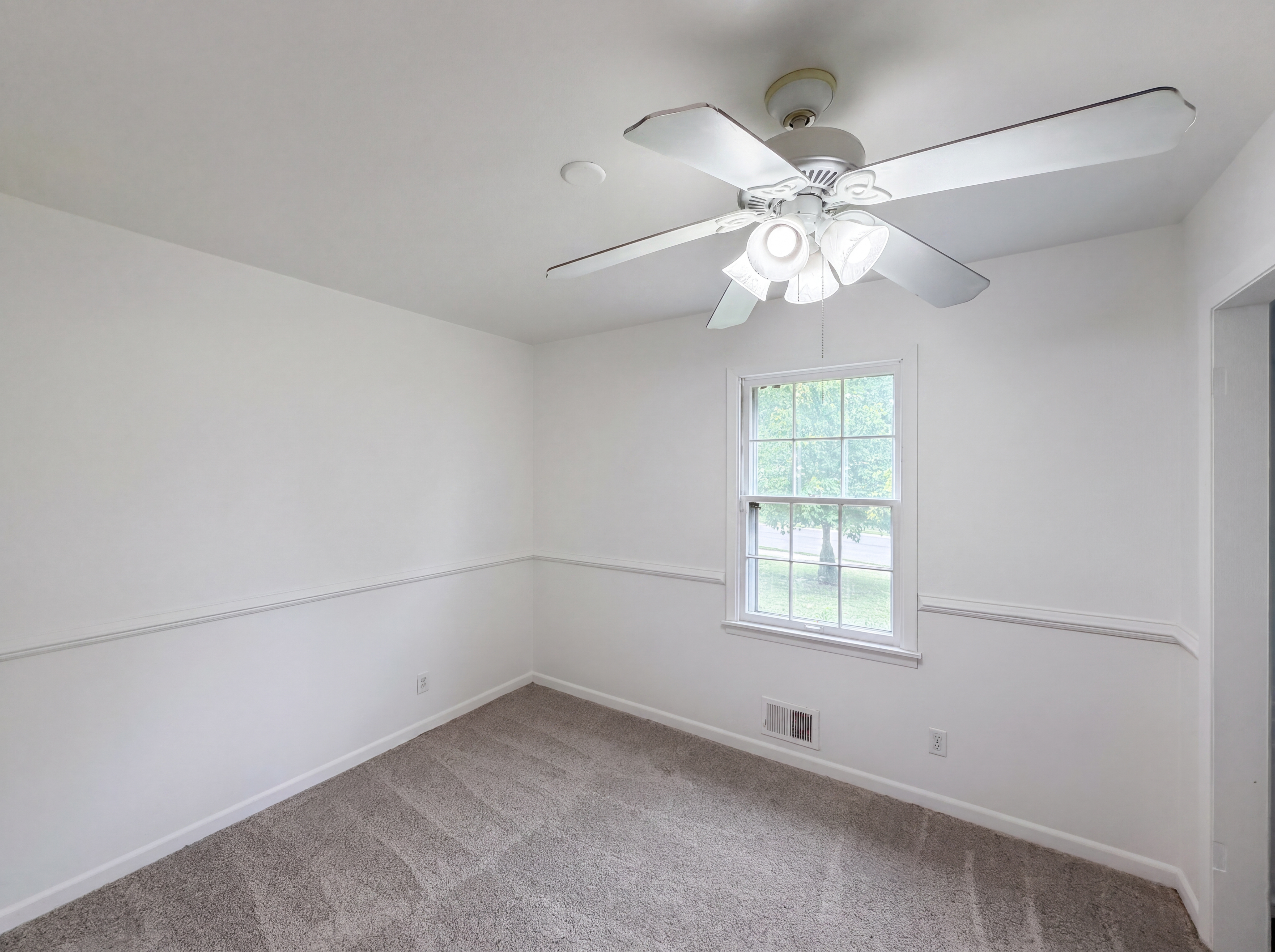 Photo 7 of 18 of 3107 NE 65th Ter, Kansas City, MO