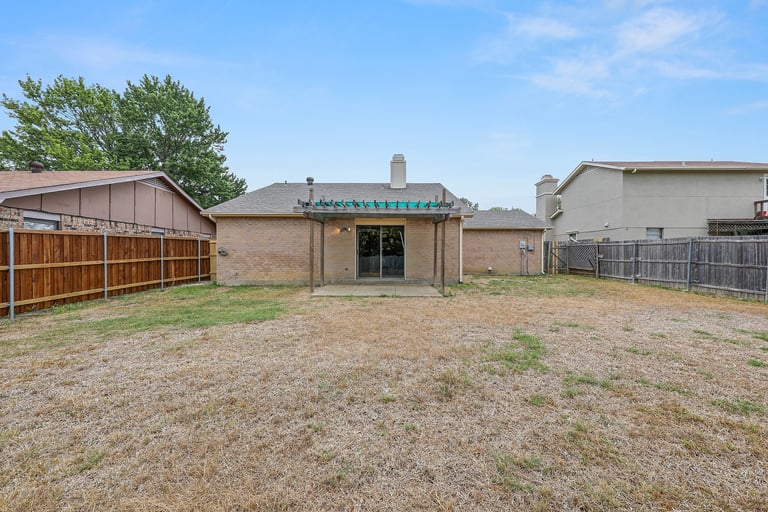 Photo 5 of 24 - 2323 Newbury Dr, Arlington, TX 76014