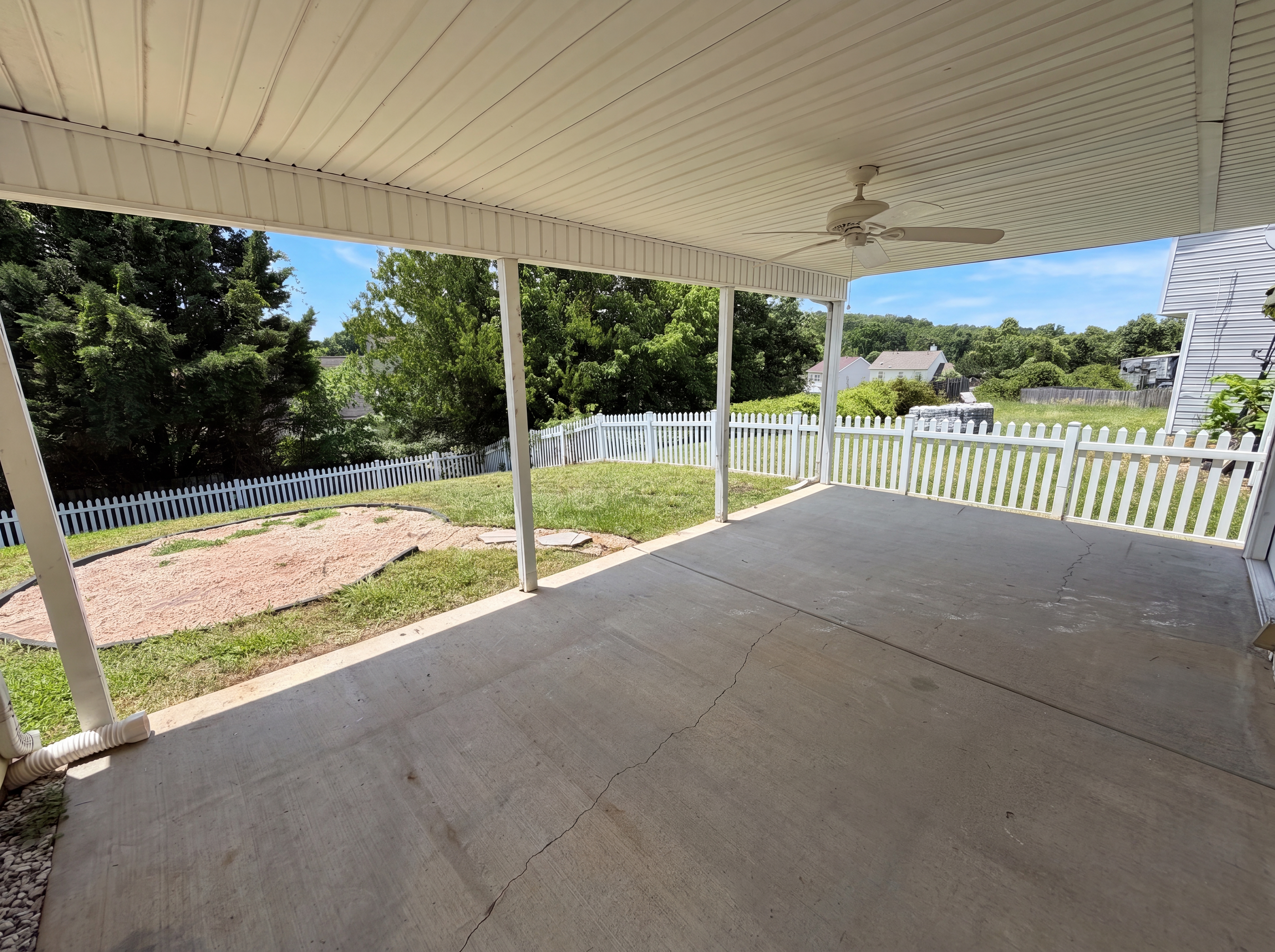 Photo 19 of 21 of 6121 Linda Vista Ln, Charlotte, NC