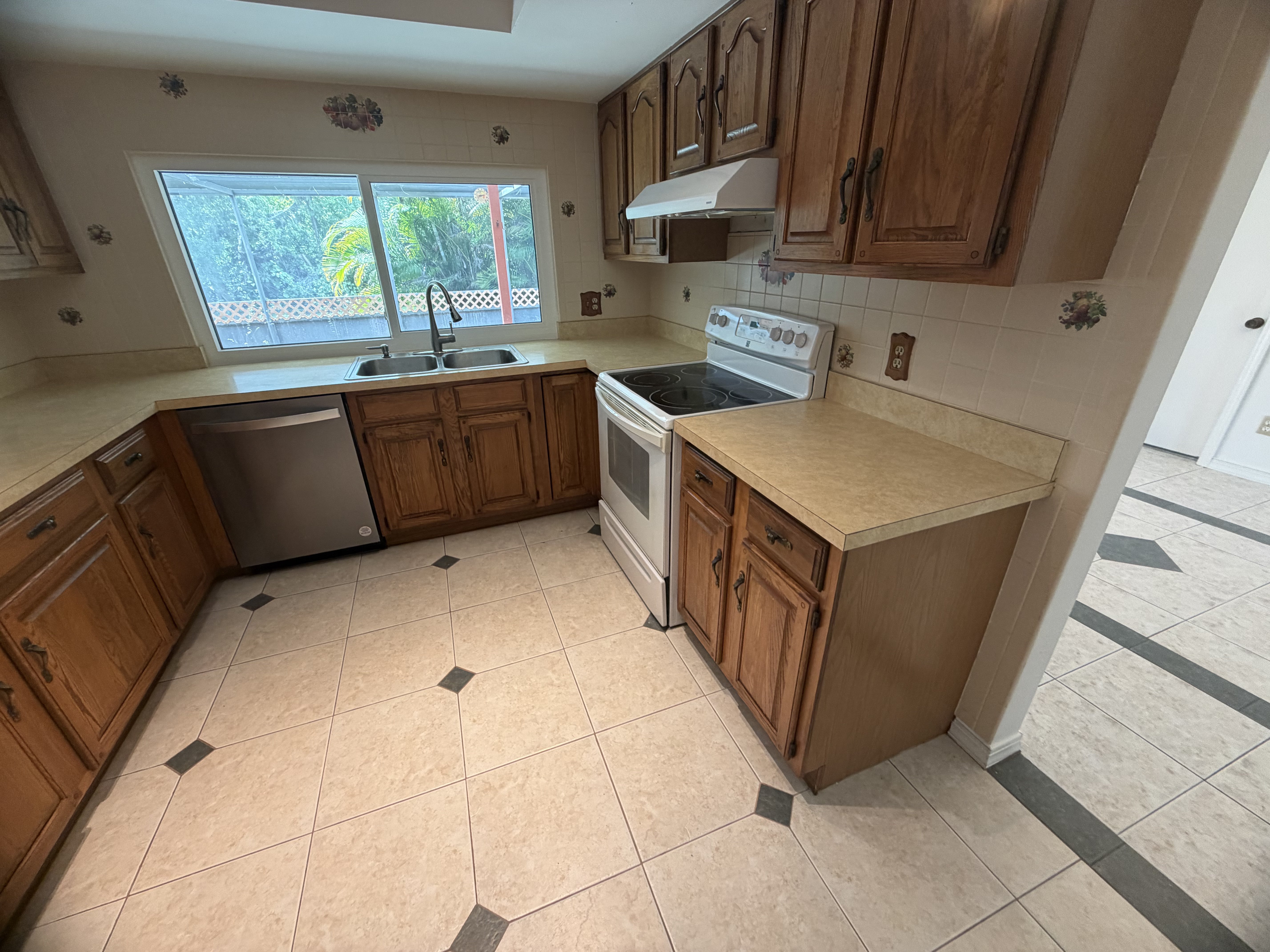 Photo 2 of 30 of 3123 SE Quanset Cir, Stuart, FL