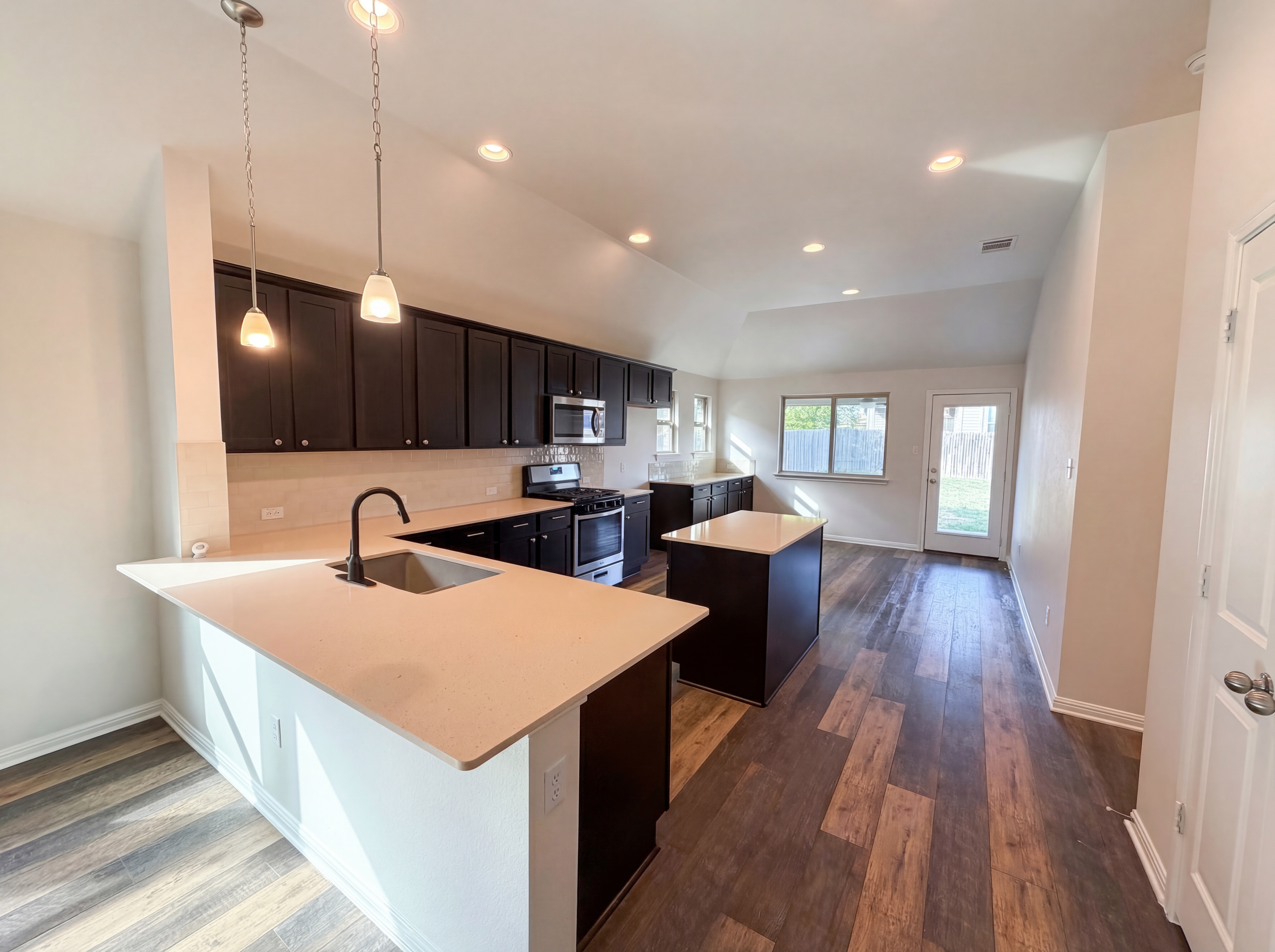 Photo 12 of 19 of 543 Tanda Ln, Hutto, TX