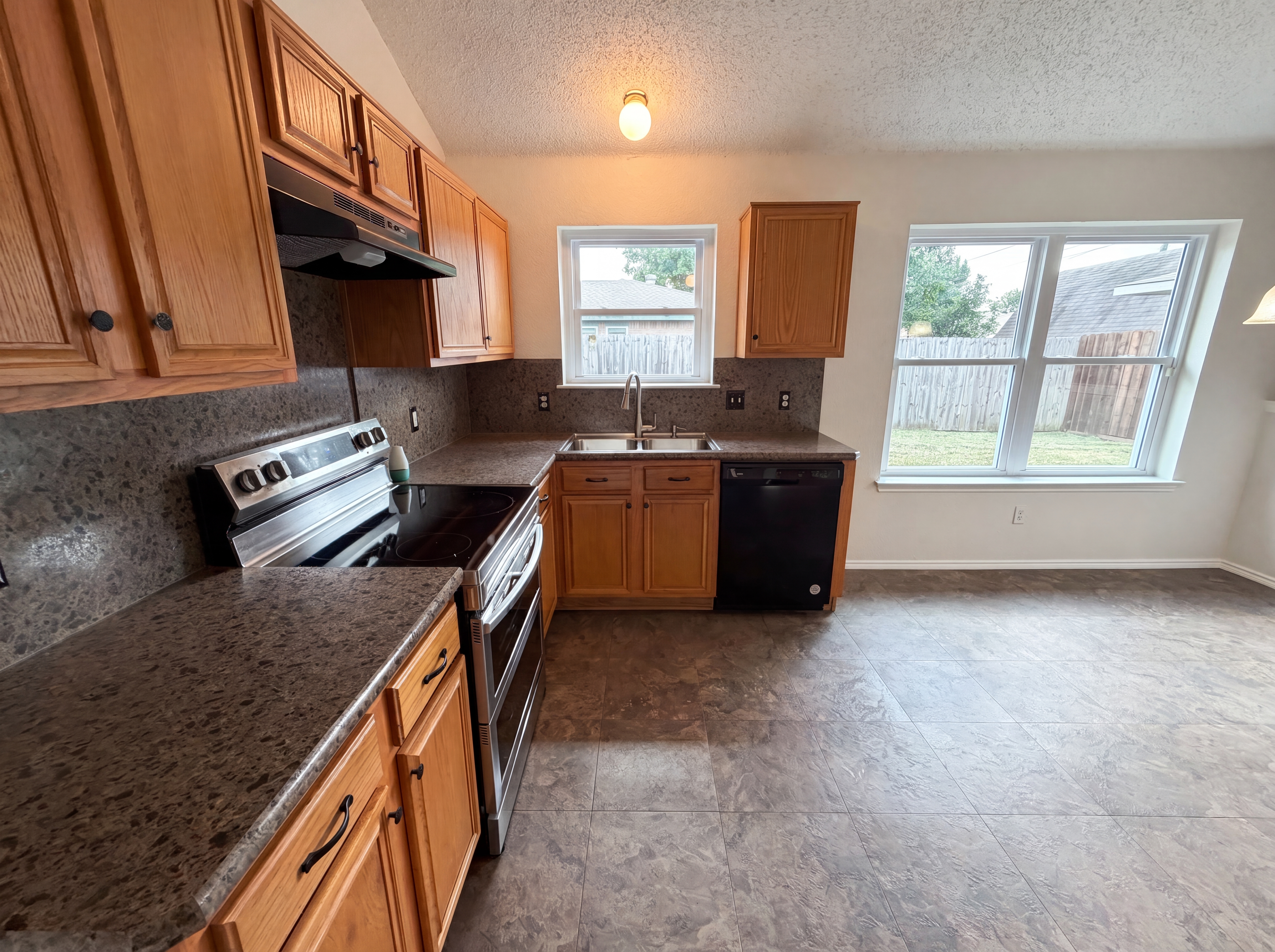 Photo 2 of 18 of 10304 Pondwood Dr, Dallas, TX