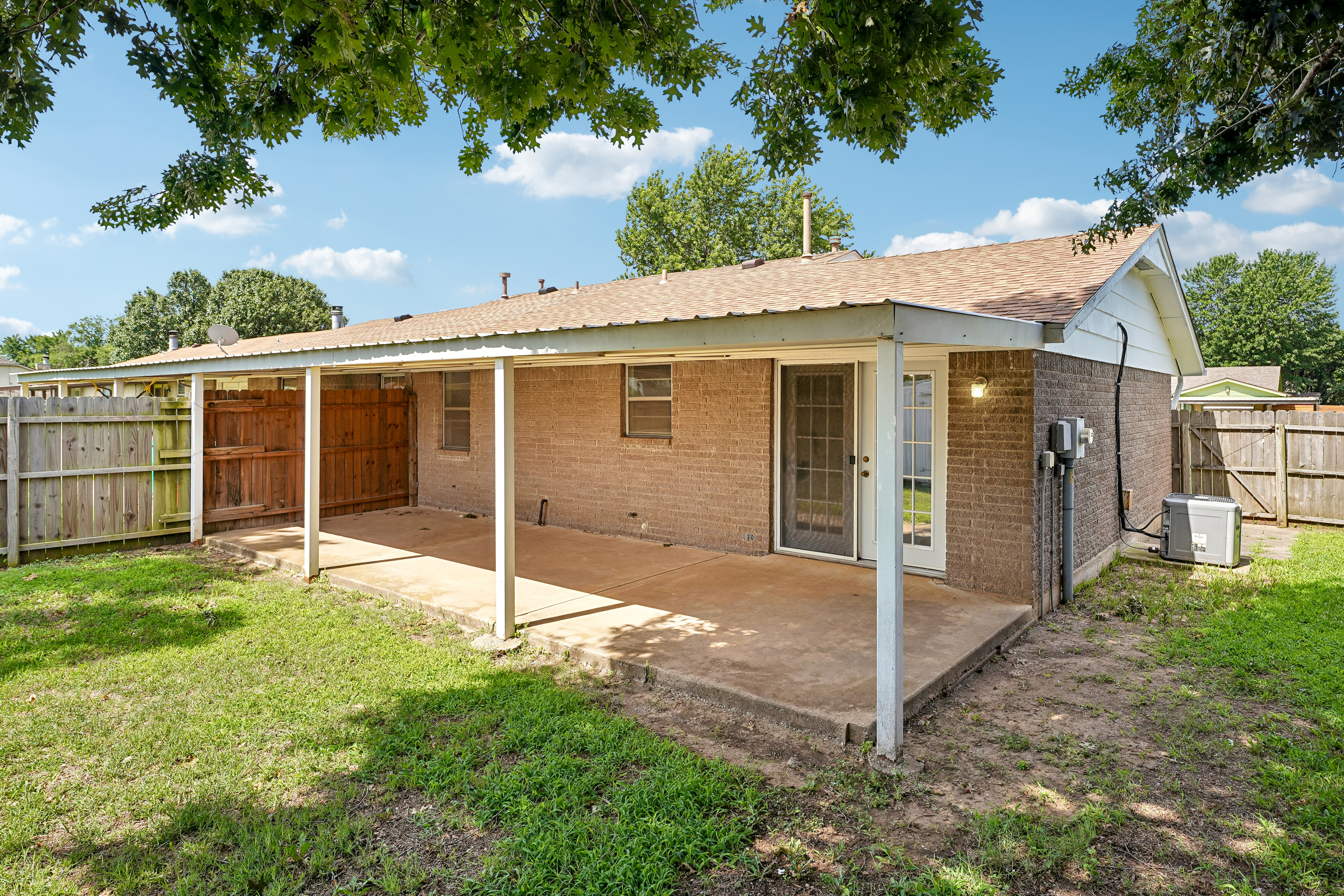 Photo 5 of 20 of 8404 S Brookline Ave, Oklahoma City, OK