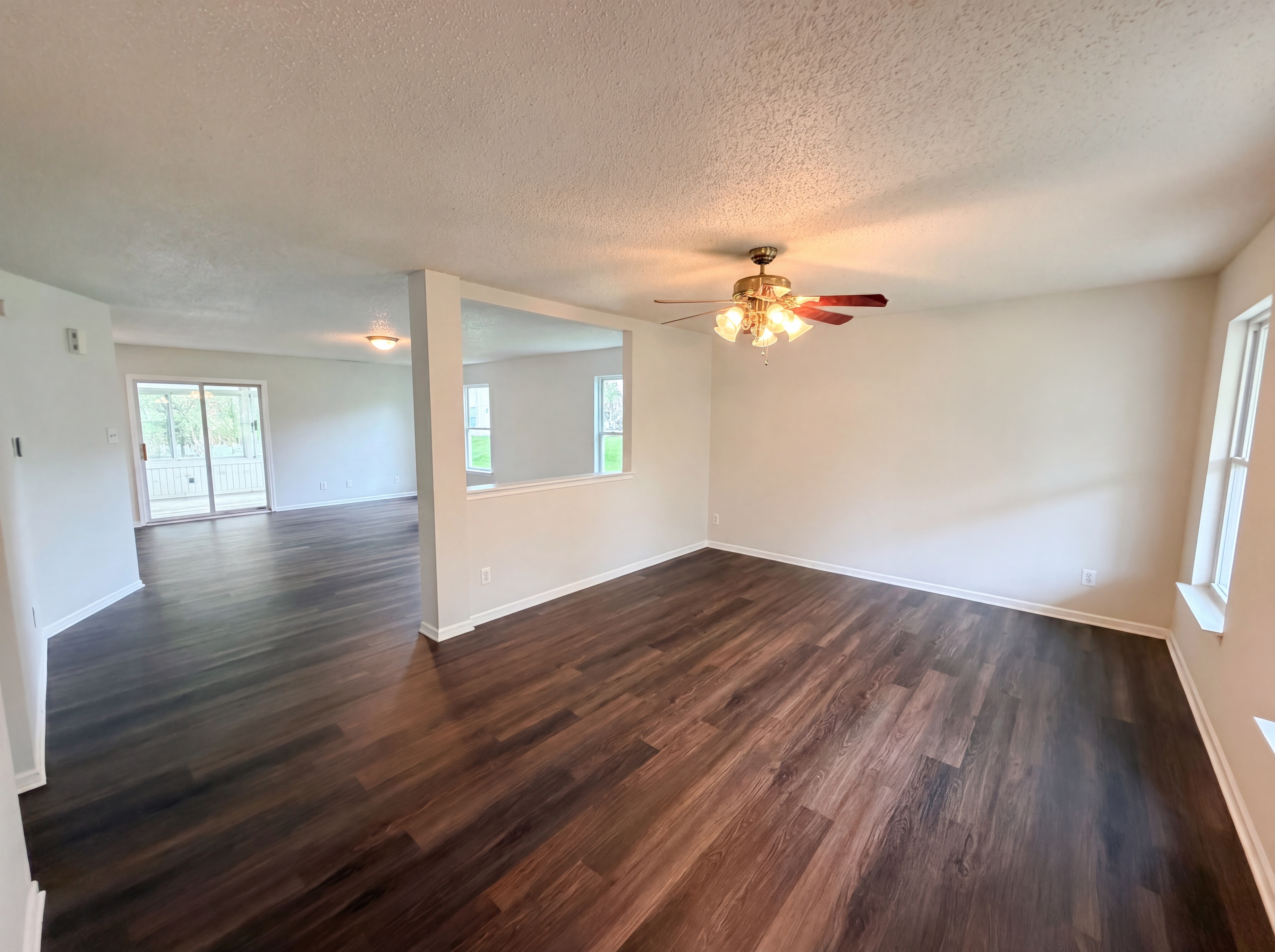 Photo 3 of 22 of 1108 Albemarle Cir, Noblesville, IN