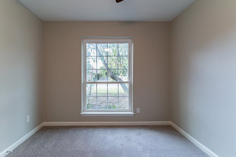 Photo 14 of 21 - 700 NW Barbara Ln, Burleson, TX 76028