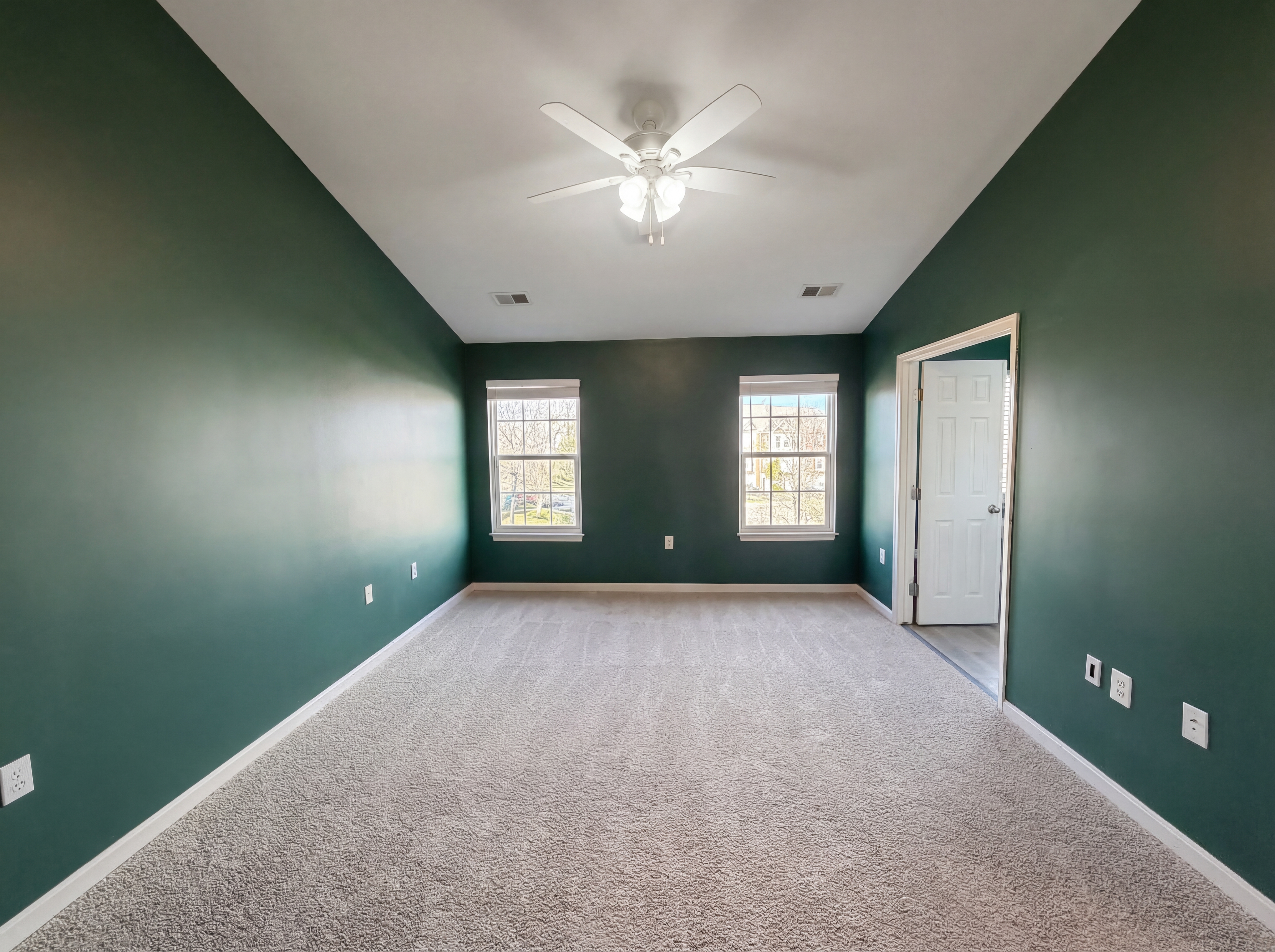 Photo 4 of 28 of 18560 Sierra Springs Sq, Leesburg, VA