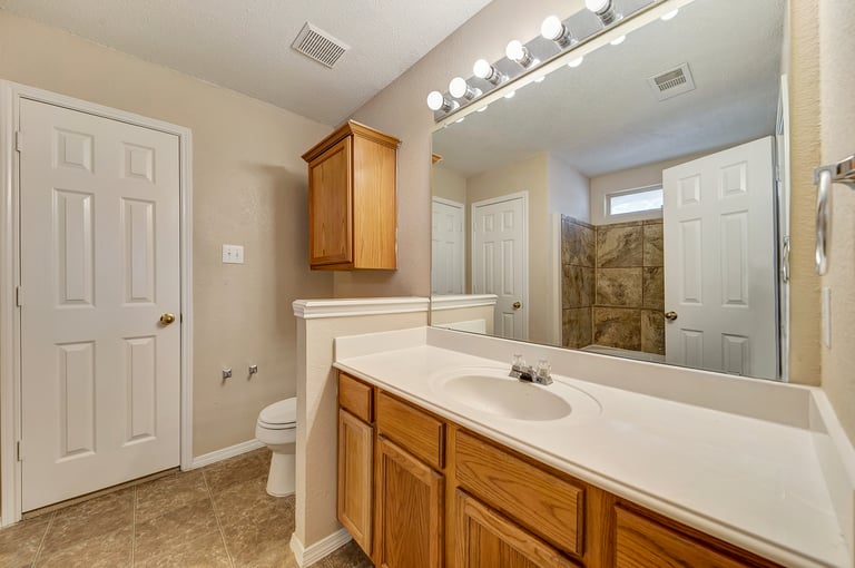 Photo 4 of 27 - 645 Babbling Brook Dr, Saginaw, TX 76179