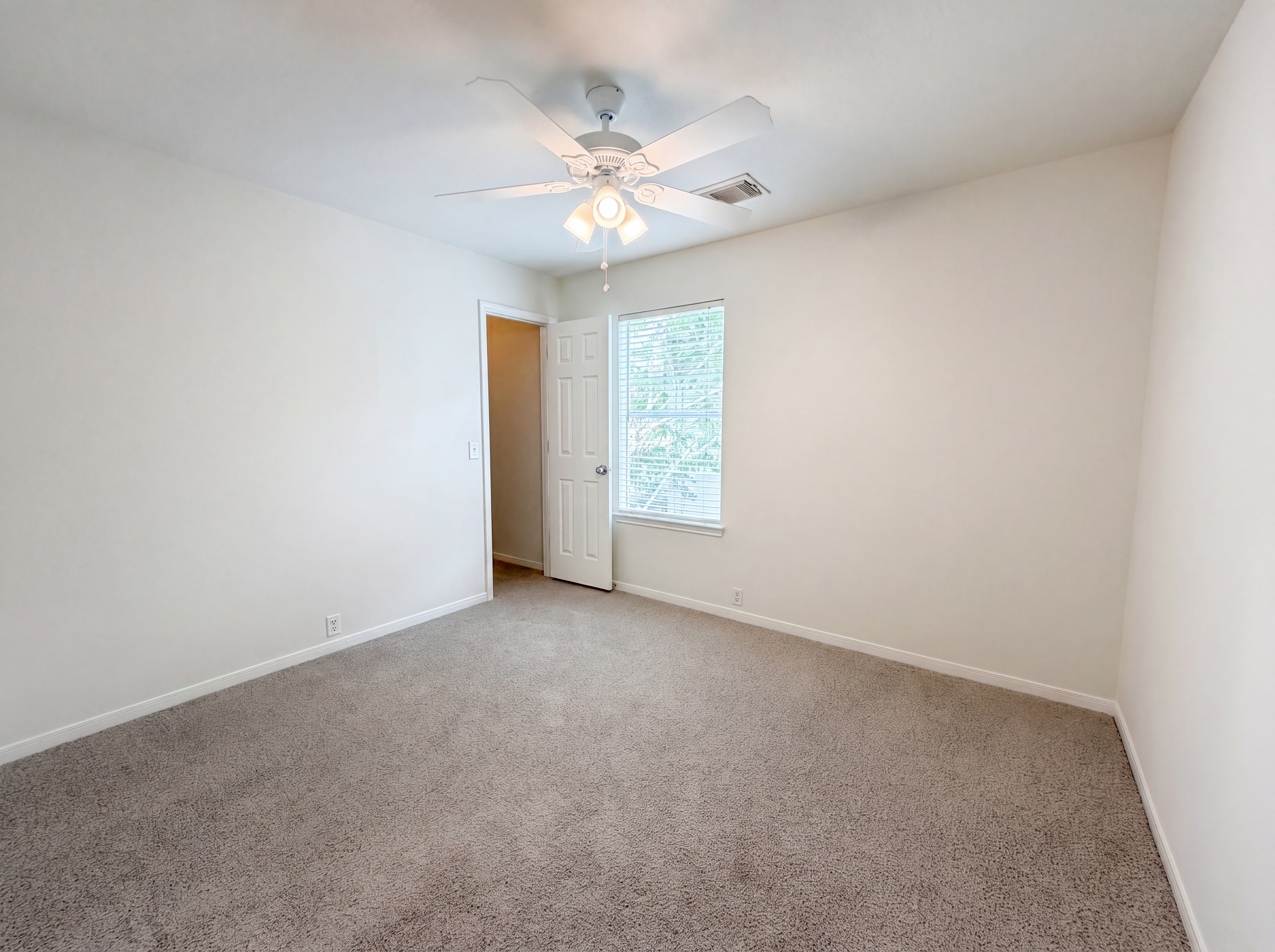 Photo 14 of 23 of 11918 Sonora Springs Dr, Tomball, TX