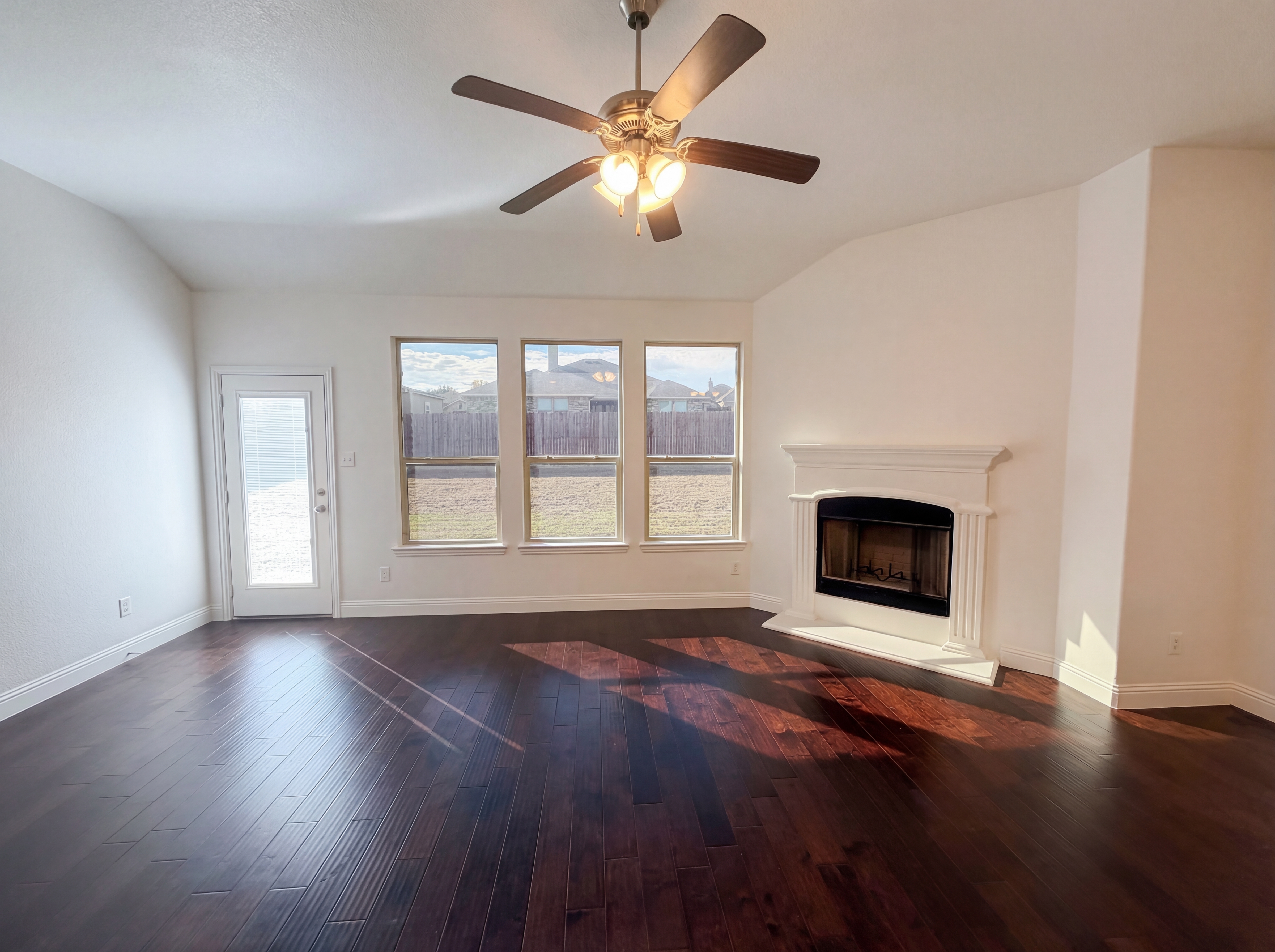 Photo 3 of 18 of 3717 Dutch Iris Ln, Forest Hill, TX