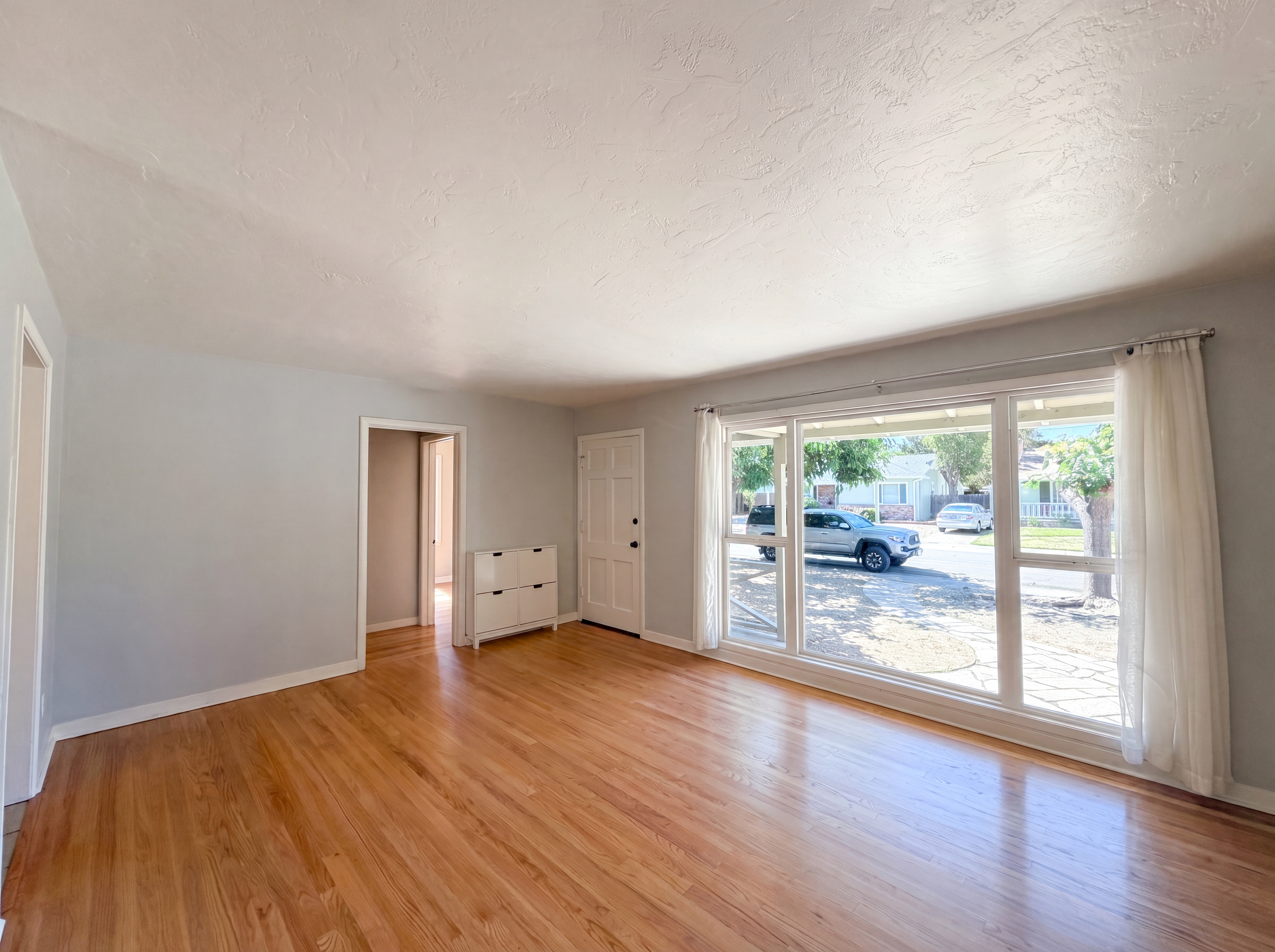 Photo 3 of 29 of 6015 12th Ave, Sacramento, CA