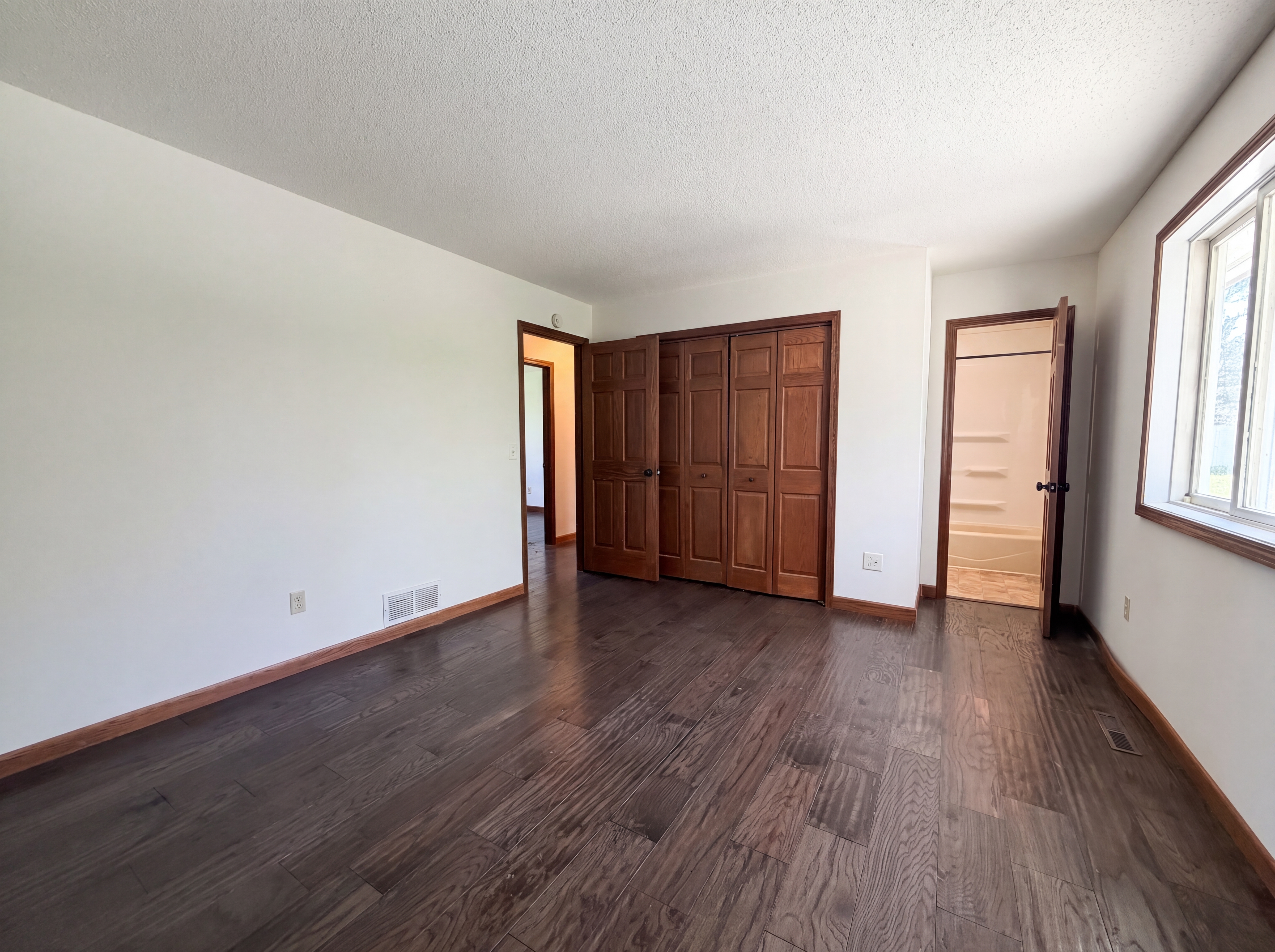 Photo 4 of 18 of 18817 Kenwood Trl, Lakeville, MN