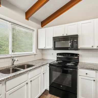 Property photo 2 of 6147 E 40th St
