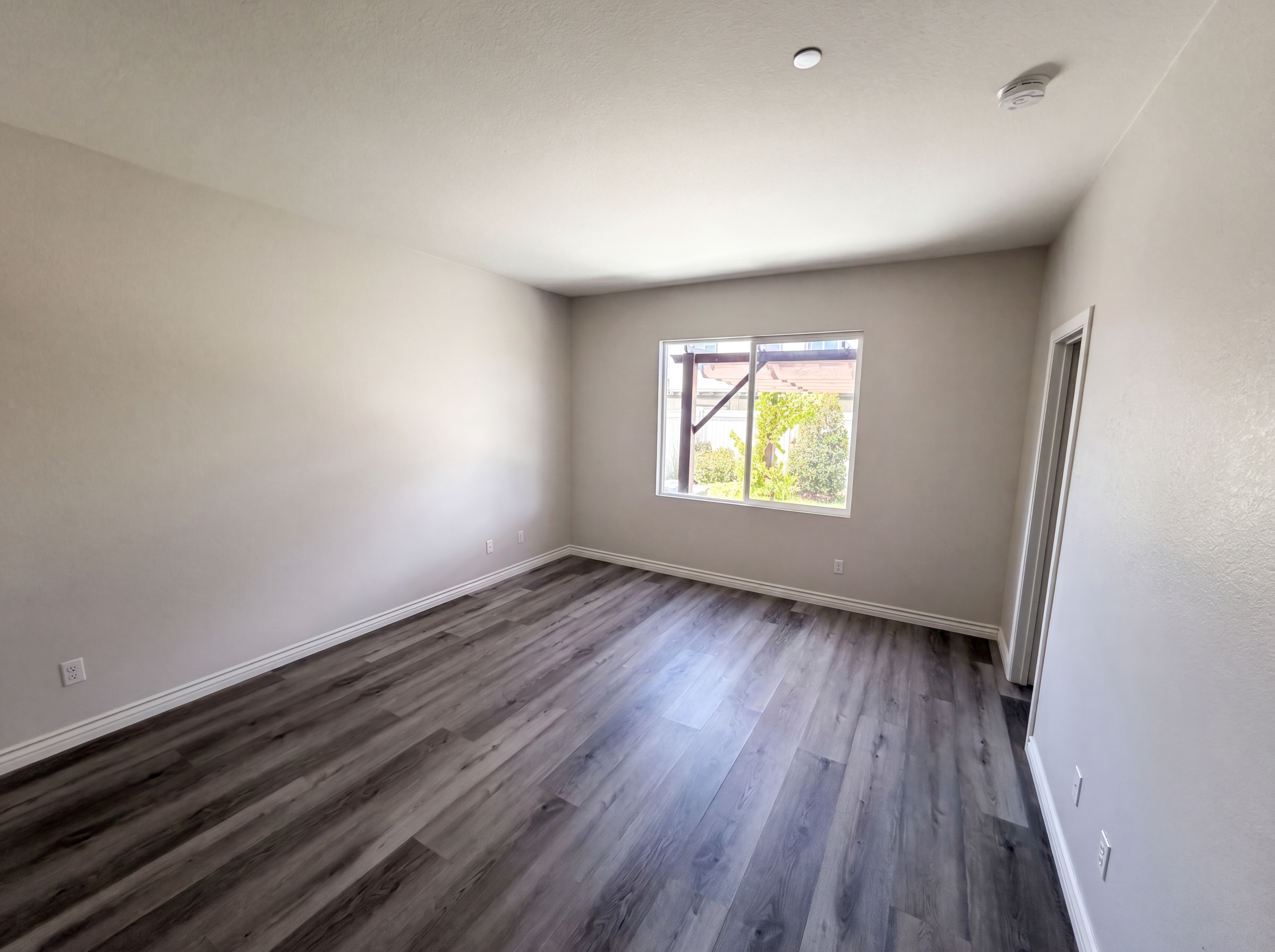 Photo 4 of 19 of 2460 Fernwood Ln, Perris, CA