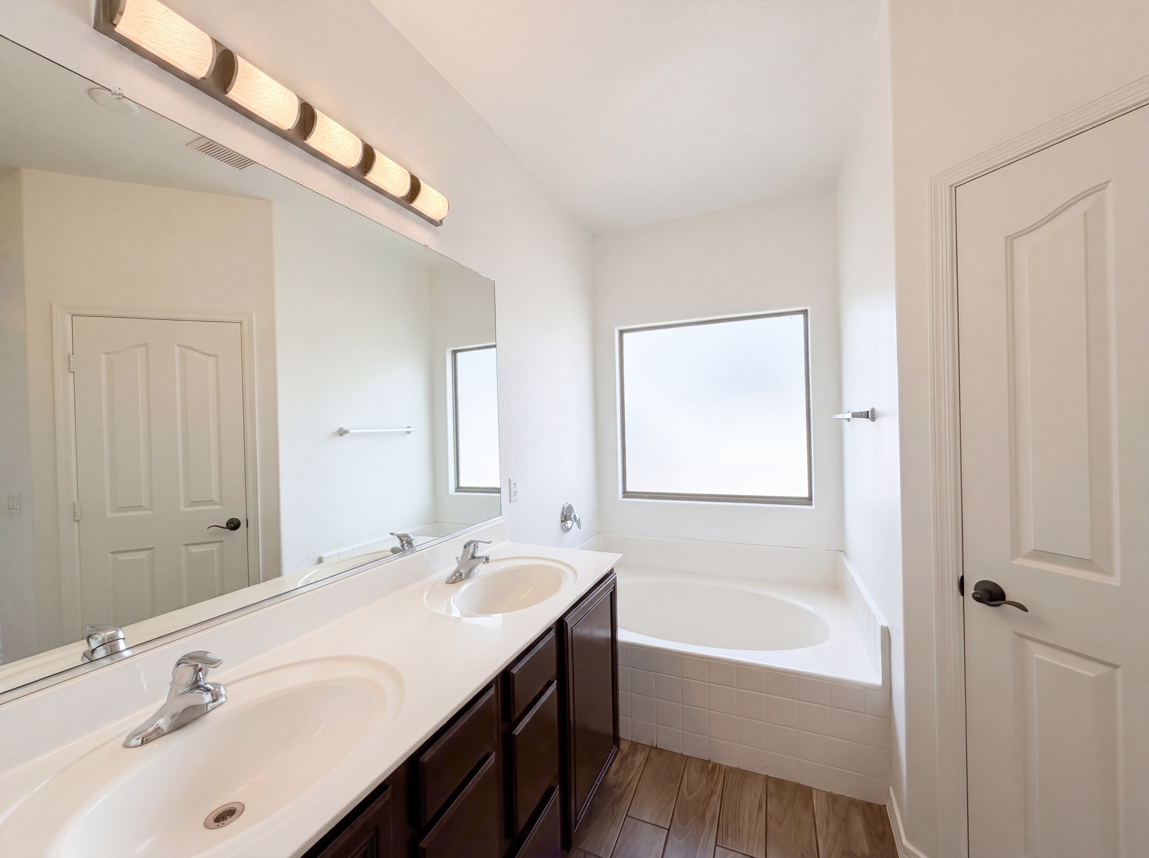 Photo 6 of 22 of 606 W Beautiful Ln, Phoenix, AZ
