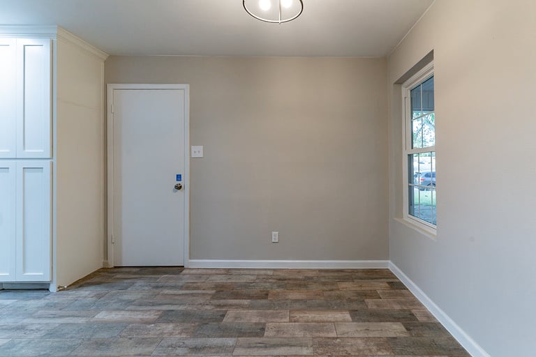 Photo 10 of 21 - 700 NW Barbara Ln, Burleson, TX 76028