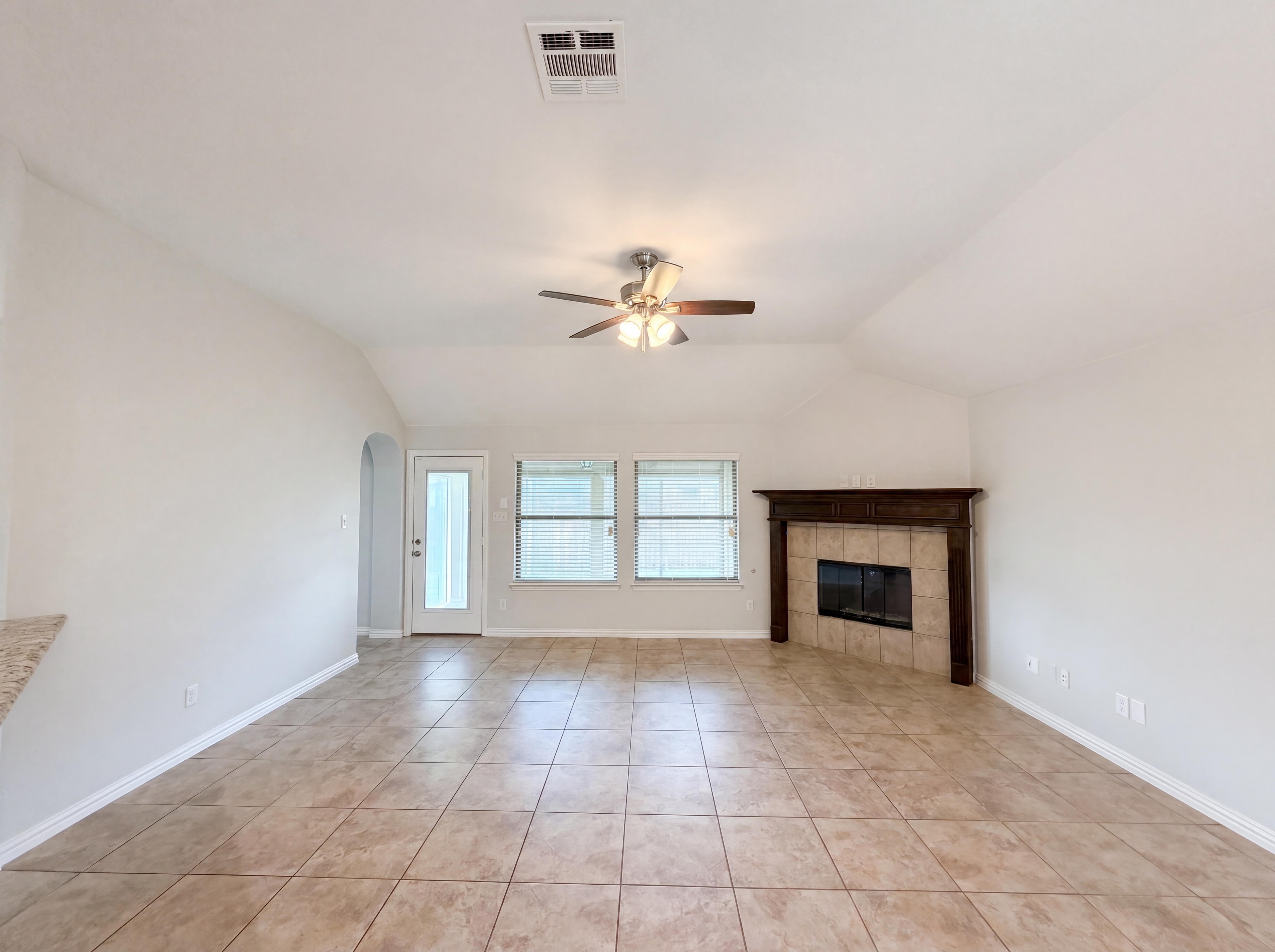 Photo 3 of 20 of 709 Ravenwood Dr, Saginaw, TX