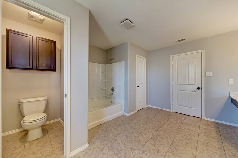 Photo 24 of 37 - 941 John Kennedy Dr, Saginaw, TX 76179