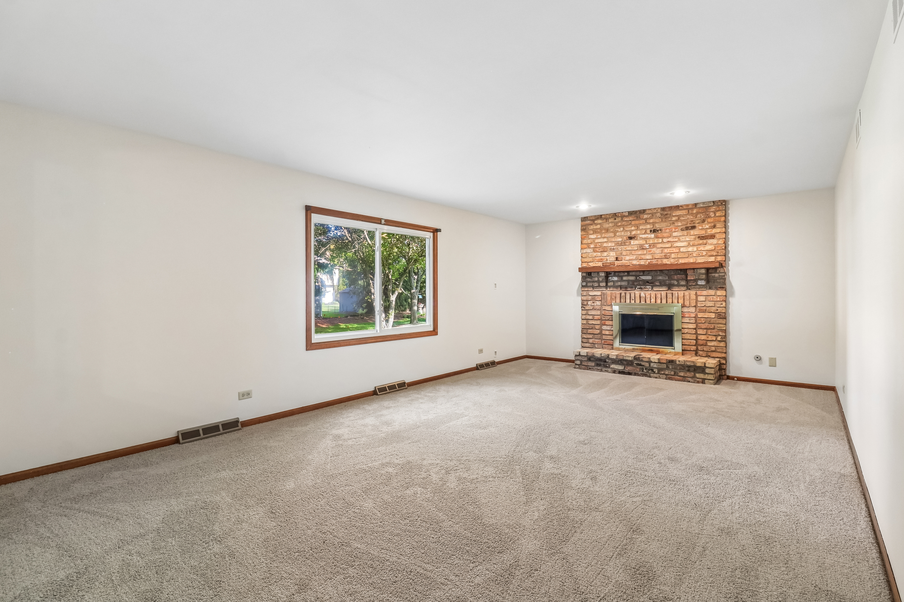 Photo 3 of 41 of 733 Buttonwood Cir, Naperville, IL
