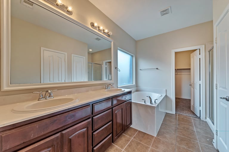 Photo 17 of 27 - 11121 Hawks Landing Rd, Haslet, TX 76052