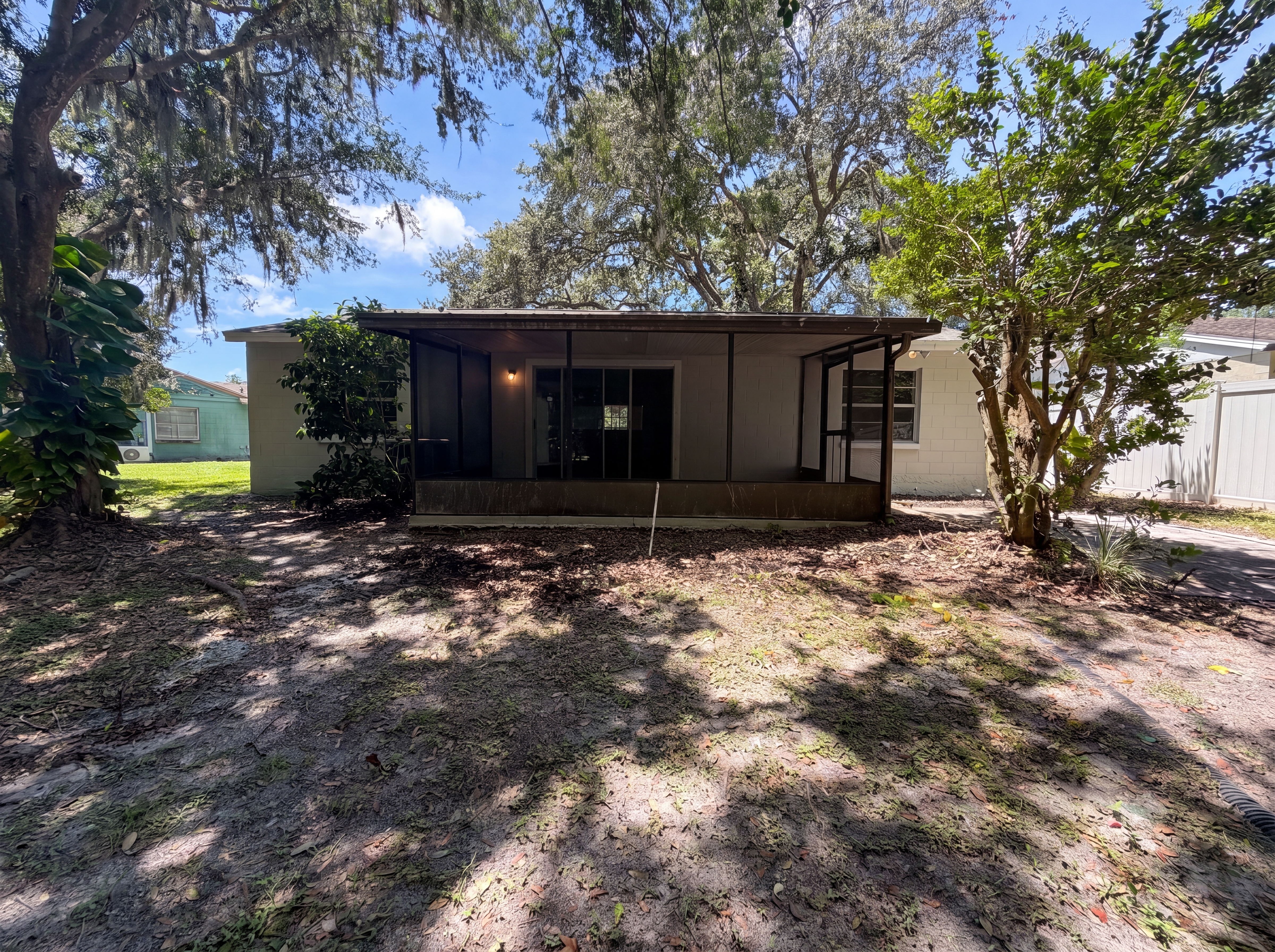 Photo 5 of 27 of 5720 Kneeland Ln, Tampa, FL