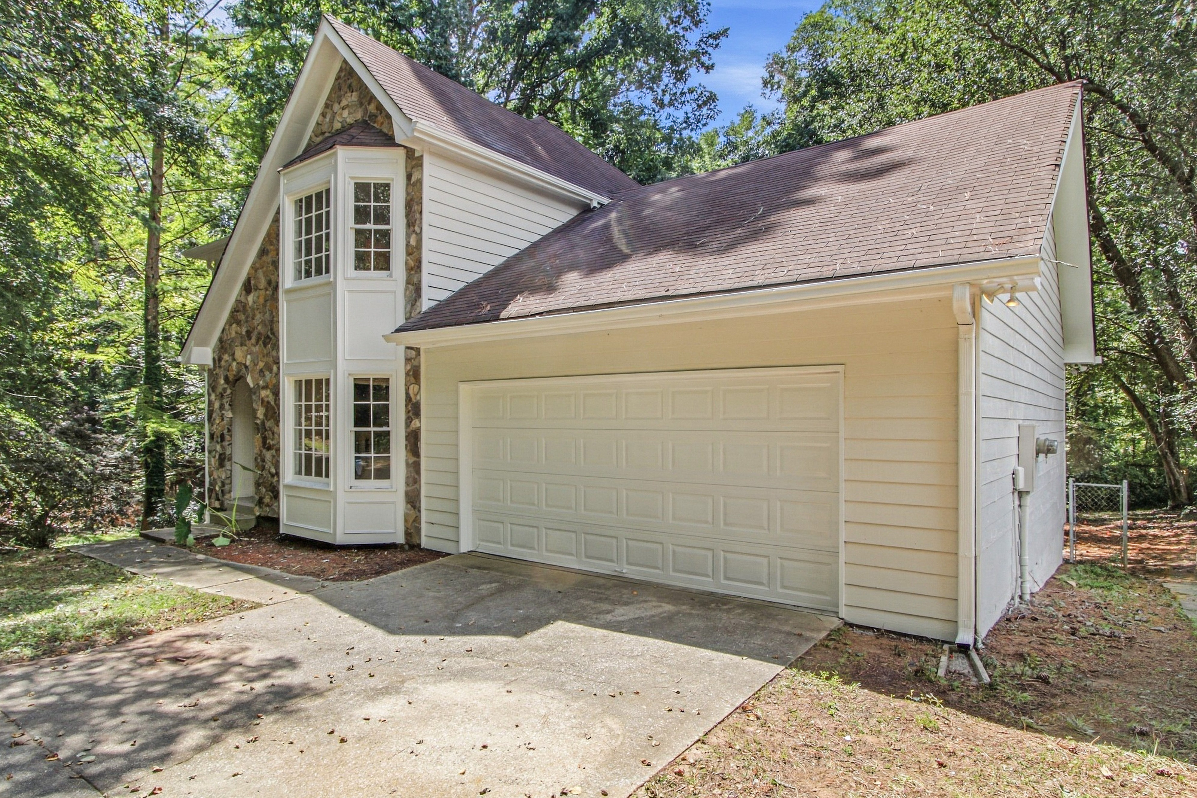 Photo 2 of 29 of 1039 Plantation Blvd SE, Conyers, GA