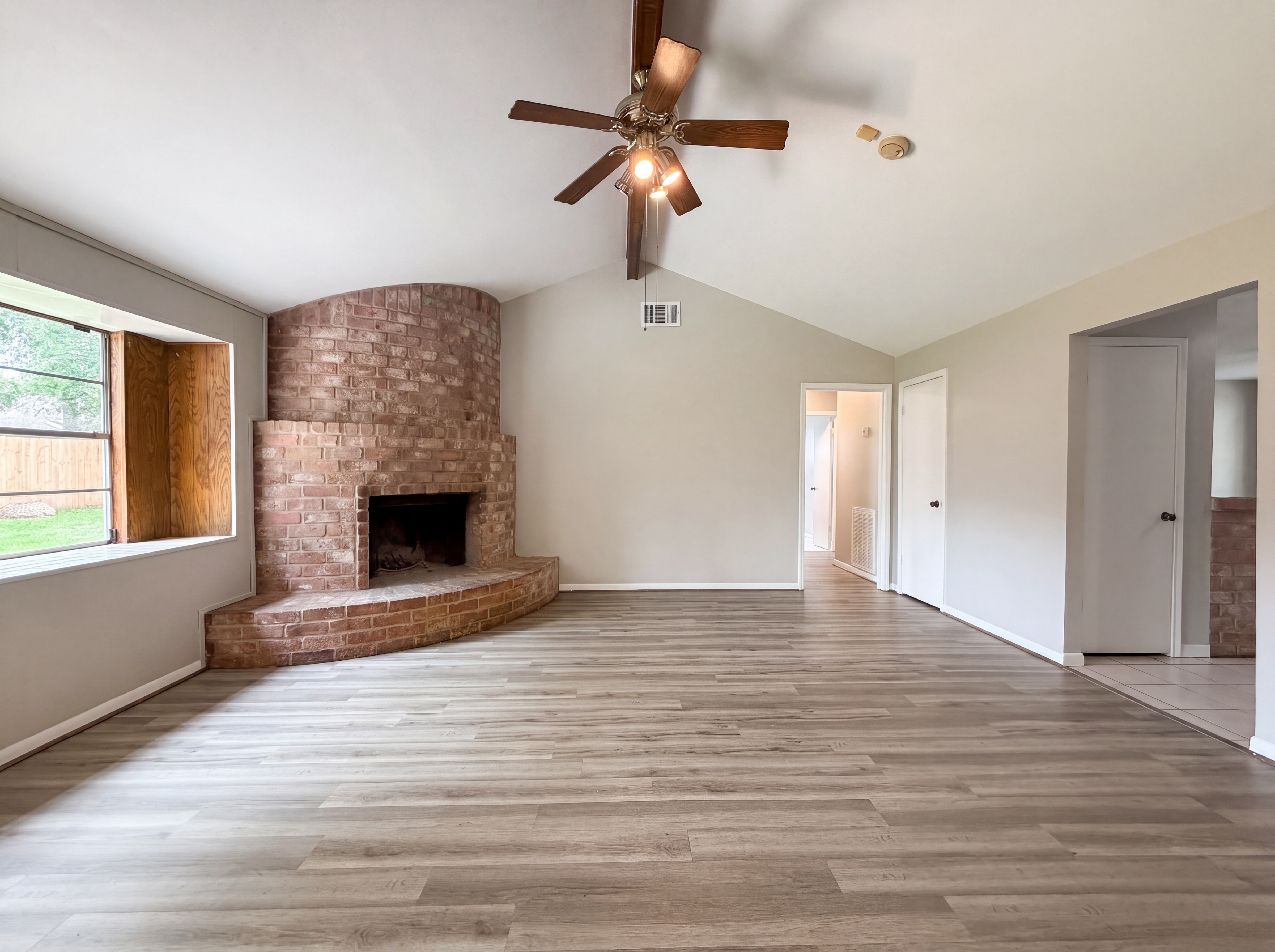 Photo 8 of 19 of 9606 Ballin David Dr, Spring, TX