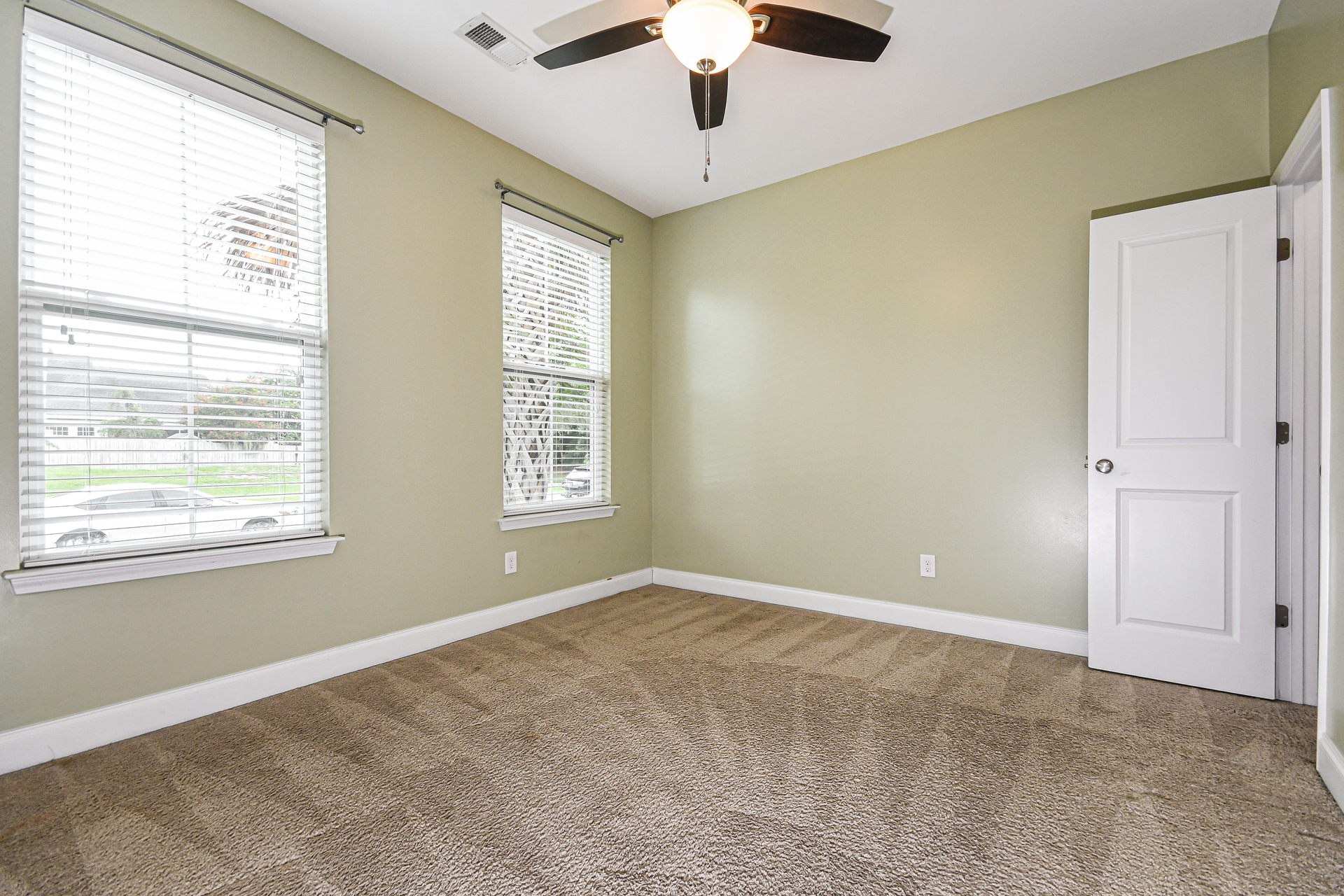 Photo 12 of 20 of 1055 Ashley Garden Blvd, Charleston, SC