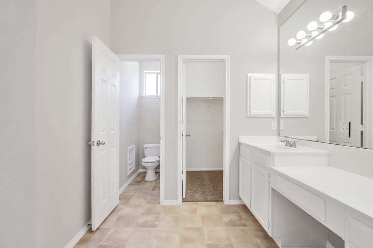 Photo 14 of 24 - 2825 Garden Oaks Pl, Grand Prairie, TX 75052